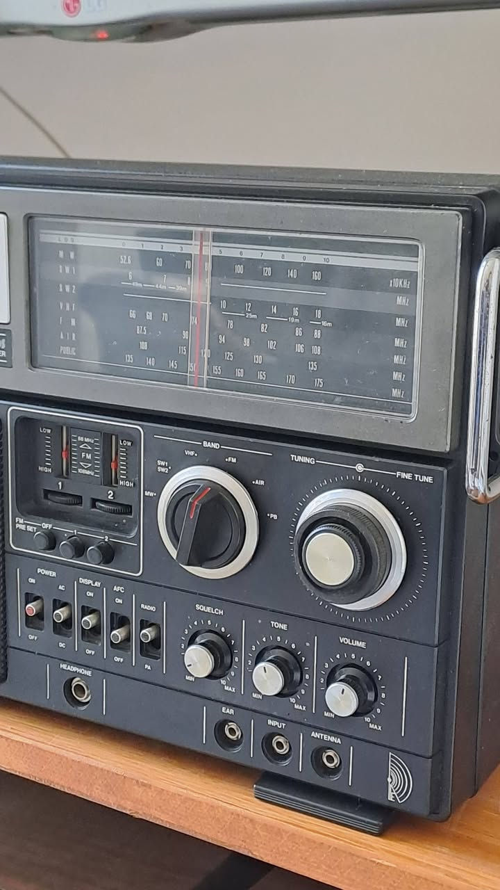 السعر مكتوب في نهاية المنشور
رجاءا إقرأ المنشور كاملا 
الخاص مفتوح للتواصل 
Commander 6100DS Multiband Receiver
راديو كلاسيكي متعدد الموجات (Weltempfänger) يعود لفترة أوائل الثمانينات. 
يجمع هذا الجهاز بين تصميم الراديو المحمول التقليدي وأجهزة استقبال البث اللاسلكي المتقدمة (Analog Scanner).
أهم المواصفات والميزات:
نطاق ترددات واسع جداً: يستقبل موجات الـ FM والـ MW التقليدية،
 بالإضافة إلى موجتين للموجات القصيرة (SW1/SW2)، وموجات الطيران (AIR)، وموجات الخدمة العامة/البحرية (PB/Public).
شاشة عرض هجينة: يحتوي على مؤشر تناظري (Skala) تقليدي على اليمين للبحث عن المحطات، مدعوماً بشاشة رقمية حمراء على اليسار (Digital Frequency Counter) لعرض التردد بدقة دقيقة جداً .

أدوات تحسين الإشارة: يحتوي في المقدمة على مفاتيح مخصصة لنظام Squelch (كتم الضوضاء، وهو ضروري عند البحث في موجات اللاسلكي والطيران)، ومفاتيح للتحكم بنبرة الصوت (Tone) والمستوى (Volume).
محطات مسبقة التثبيت (FM Presets): توجد رافعتان منزلقات ميكانيكيتان أسفل شاشة المؤشر تتيحان تثبيت ترددين مفضلين على موجة الـ FM لسهولة العودة إليهما.
المنافذ: 
يدعم مخارج لتوصيل سماعات الرأس (Headphone)، ومخرج لجهاز تسجيل كاسيت خارجي (Tape)، بالإضافة إلى مدخل لهوائي خارجي (Antenna) لتقوية التقاط الإشارة.
يعمل الجهاز إما عبر التوصيل المباشر بكهرباء المنزل (220 فولت) أو عبر تشغيله لاسلكياً باستخدام 6 بطاريات كبيرة الحجم من نوع (D-Zellen).
بلد المنشأ وسنة الصنع :
جهاز الراديو  تم تصنيعه في اليابان، وصُنع تحديداً في عام 1980 (مع استمرار توزيعه وبيع نسخ مشابهة له حتى عام 1982).
السعر ١٥٠ الف دينار 
توصيل داخل العراق فقط


**إذا كنت صاحب هذا الإعلان وتريد حذفه لأي سبب، رجاءا أرسل رسالة إلى الدعم الفني**