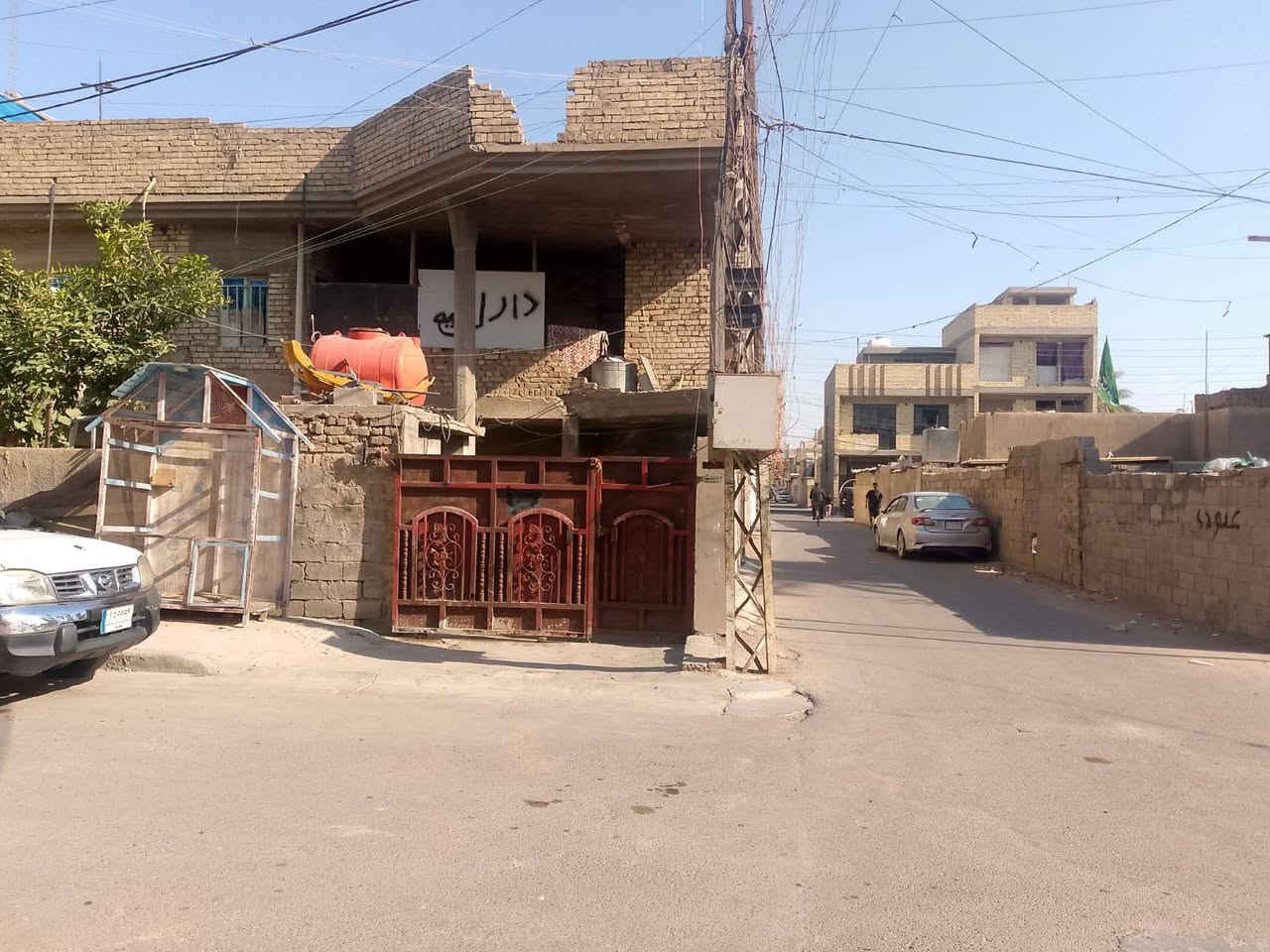 السلام عليكم عندي بيت ركن قريب على شارع العام 300 متر نزال 20 والعرض 15 في بغداد حي الفرات قرب حي جهاد 500  مليون وبي مجال  الرقم ***********
