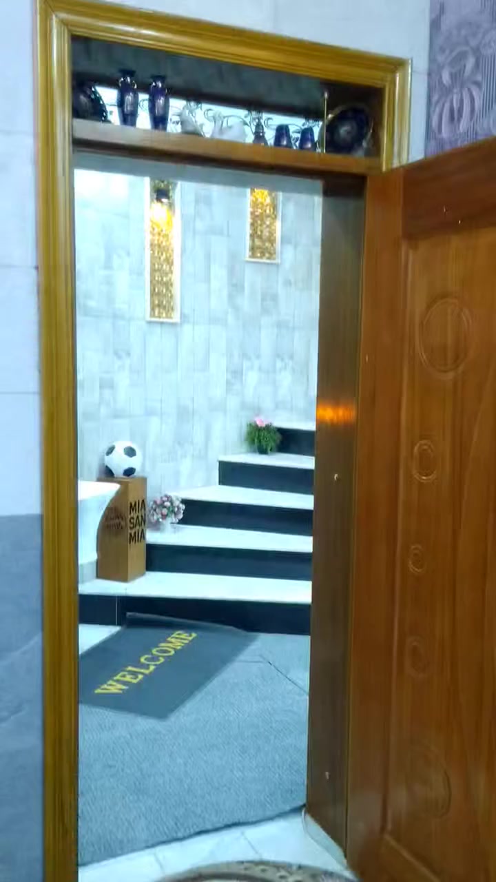 سلام عليكم
منزل 🏡 للبيع  ( زراعي سند 25 ) 
((( البيت له  شارع  امامي و خلفي )))
طابق واحد + الثاني مجهز له 
1_ مساحه 270 متر 
2_ كراج سعه سيارتين 
3_ صحيات خارجه 
4_ حديقه جاهزه كبيره 
5_ مطبخ و مدخل الى استقبال 
6_ صاله  و غرفتين  و  منور 2  و صحيات سويت 
7_ (( خدمات نقص _ مجاري و تبليط  واصل العمل خلف البيت )) 
8_ سبتتنك مجاري بسعه الكراج  
9_ سطحين  كاملات  مطبك شتايكر 
10_ بناء حديث منذ سنتين 

عنوان // حي الجمعية شارع حبيب بن مظاهر الاسدي 
هاتف // *********** __ ***********
