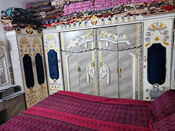 السلام عليكم ورحمة الله وبركاته
غرفه اخشاب عراقي نضافه فول 
مكاني كربلاء قرب سيد اسماعيل 
السعر 850 وبيه مجال 
التواصل  ***********
