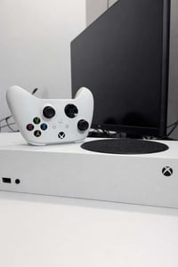 اكسبوكس سيريس اس للبيع كنترولر عدد ٢ ( جويستيك )  نضافة ١٠٠٪؜   استعما...