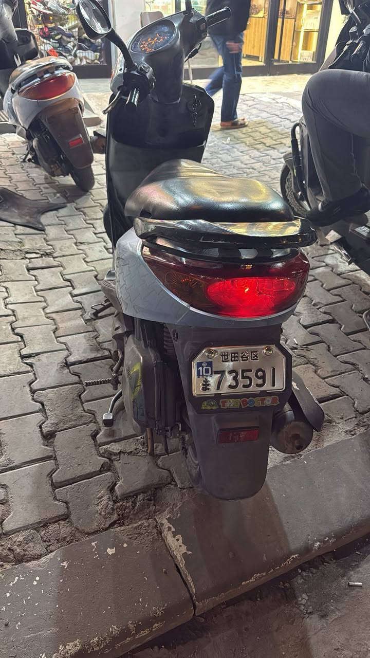 السلام عليكم من رخصة الادمن للبيع بريز نضيفه كفرات بلاديه مكينه امدل بيها بوشه يعني  مال جناي السعر 650قفل مكاني الاعظميه رقم ***********
