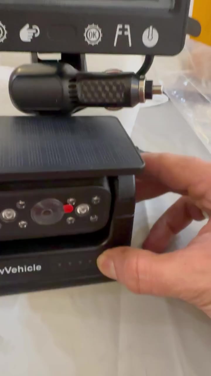 هذا المنتج هو طقم كاميرا احتياطية لاسلكية تعمل بالطاقة الشمسية من العلامة التجارية ConewVehicle.
الشاشة: شاشة مقاس 5 بوصة لعرض رؤية السيارة الخلفية. 
الكاميرا: كاميرا لاسلكية تعمل بالطاقة الشمسية مع قاعدة مغناطيسية لسهولة التثبيت على الأسطح المعدنية. 
المميزات: تحتوي الكاميرا على بطارية مدمجة قابلة لإعادة الشحن ورؤية ليلية مقاومة للماء. 
التركيب: يتميز بسهولة التركيب دون الحاجة إلى حفر أو أسلاك معقدة.


**إذا كنت صاحب هذا الإعلان وتريد حذفه لأي سبب، رجاءا أرسل رسالة إلى الدعم الفني**