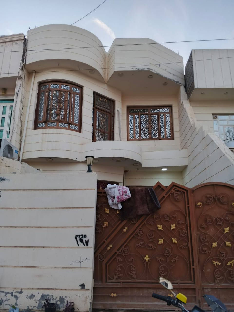 بيت للبيع في حي الجامعه خلفه شارع ٥٠خلفه.مكون من قاطين سيراميك كامل حزام.بناء ٢٠١٨. قاط اول غرفه وحمام.وصاله وبيها حمام.وديوانيه ومطبخ حار وبارد.وقاط الثاني.كذالك.نفس القاط الاول.. لاستفسار لارقام 
.***********
***********الرقم بي واتساب
