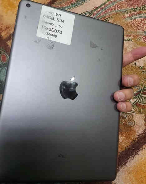 ايباد ٩ و ٦٤ كيكا 
مبدل جام فوق شاشه مع بطاريه جديده 
سعر ١١٠ الف دينار فقط لاغير 
اربيل مكاني قلعه كؤترى سلام 
*********** واتساب  مو شراي لتخابرني
