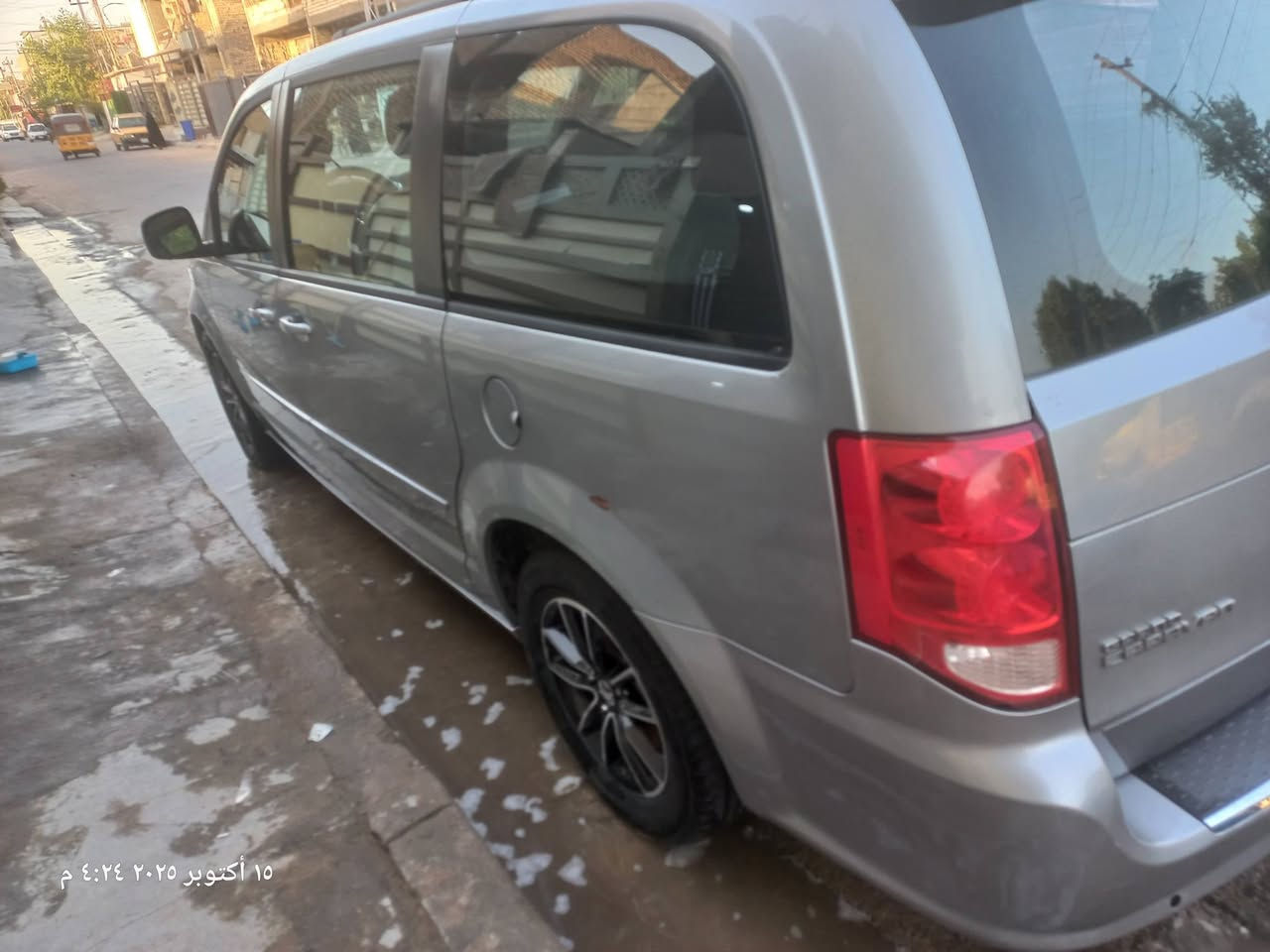 السلام عليكم للبيع دوج كرفان ١٦مكفولة من الصبغ والبارد عدى الدعاميات بيهن صبغ السعر ١٧٥ورقة وبيهة مجال بسيط RTرقم بغداد انكليزي جاهزة من كلشي بيهة شخط بسيط باب السائق ماشية ٦٥الف ميل حقيقي استخدام شخصي العنوان حي التراث تقاطع الدرويش ***********
