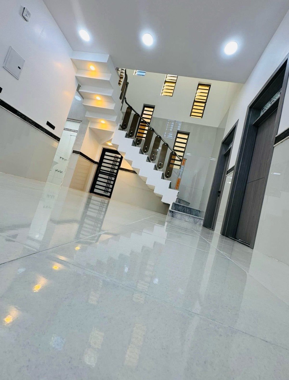 دار جديدة للبيع بتصميم حديث وأنيق. تمتاز بالواجهة الجذابة والديكورات الداخلية الرائعة مع مساحة ممتازة للمعيشة. الموقع هادئ ومثالي للعوائل، وقريبة من الخدمات.