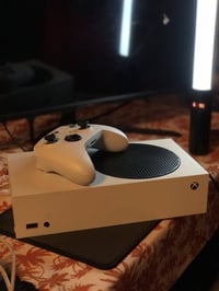 اكس بوكس سيريز S • شاشة GAMEON ٢٤بوصة • فيفا ٢٥/٢٦