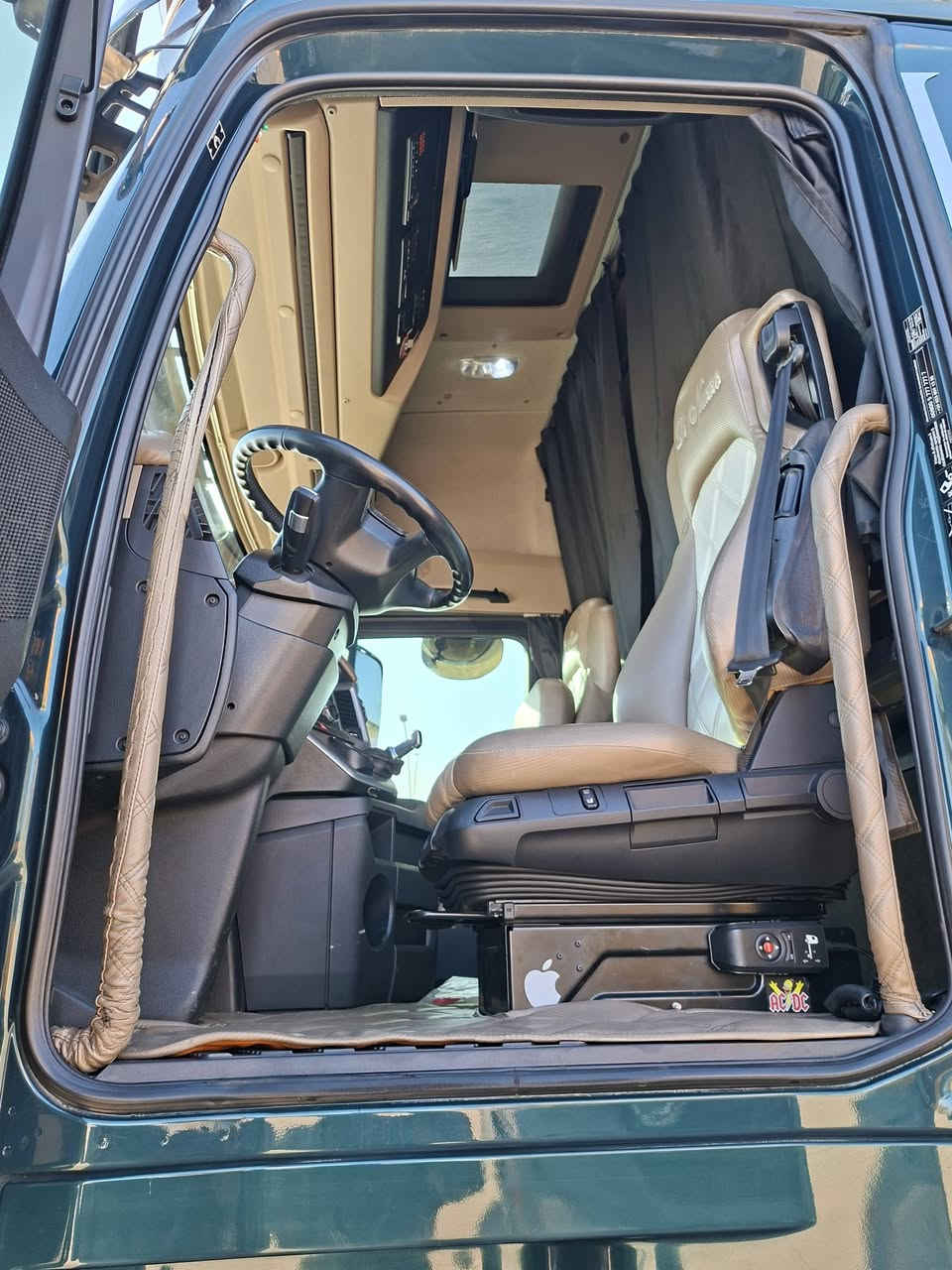 مرسيدس اكتروس وحش للبيع موديل 2017 فول مواصفات الحجم 1863 لون زيتوني دخول جديد تواجد معرض ابو قصي العسافي تجاره السيارات عنوان انبار رمادي 5 كيلو خط السريع رقم الهاتف ***********
