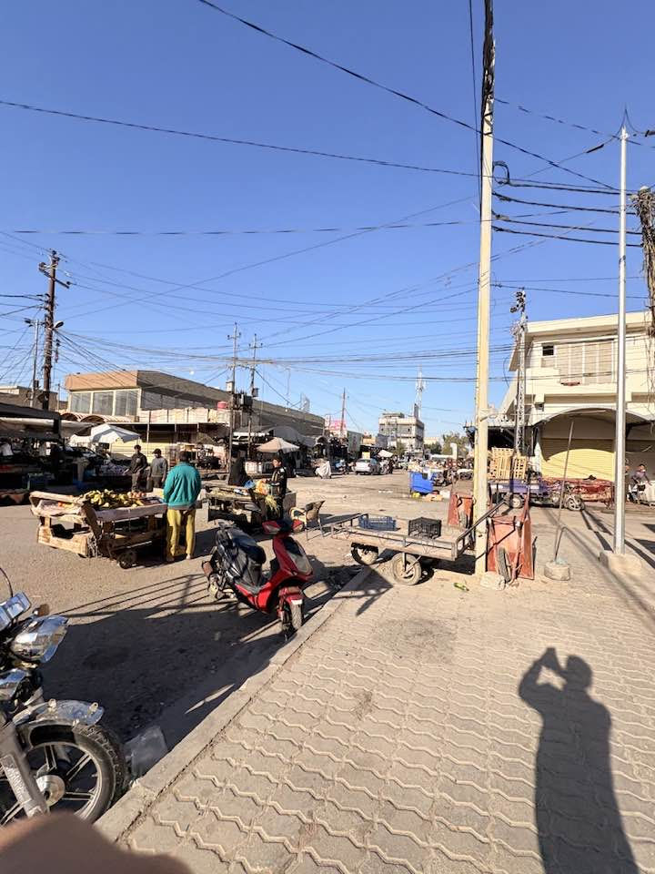 سلام عليكم دار للبيع في كربلاء مساحة ٢٠٠م 
ركن البيت تجاري مع محلات ثنين تجارية 
حي الحر 
للاستفسار الاتصال ***********-***********
