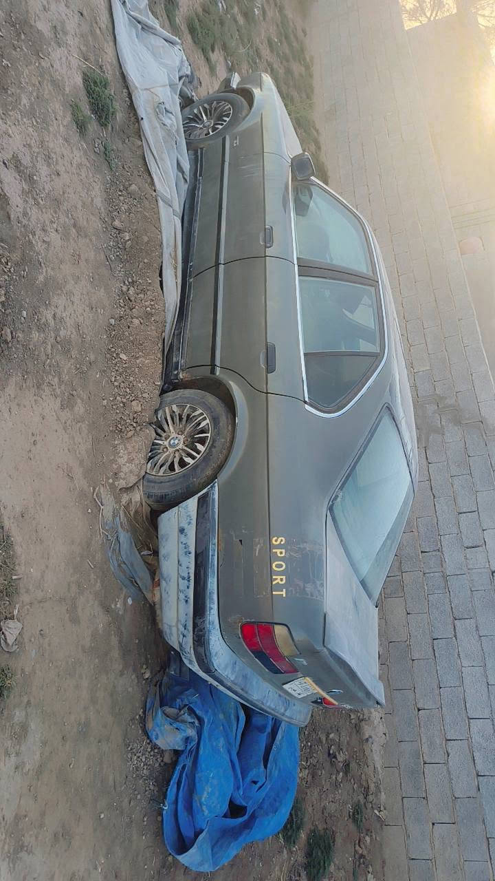 سياره بي ام موديل 88 رقم بغداد سنويه 2026 محرك توه منزل لها لسياره متروكه صار هوايه صاحبها طلع اسمه بلجيش وتركها لسعر مناسب للستفسار الاتصال على ***********
