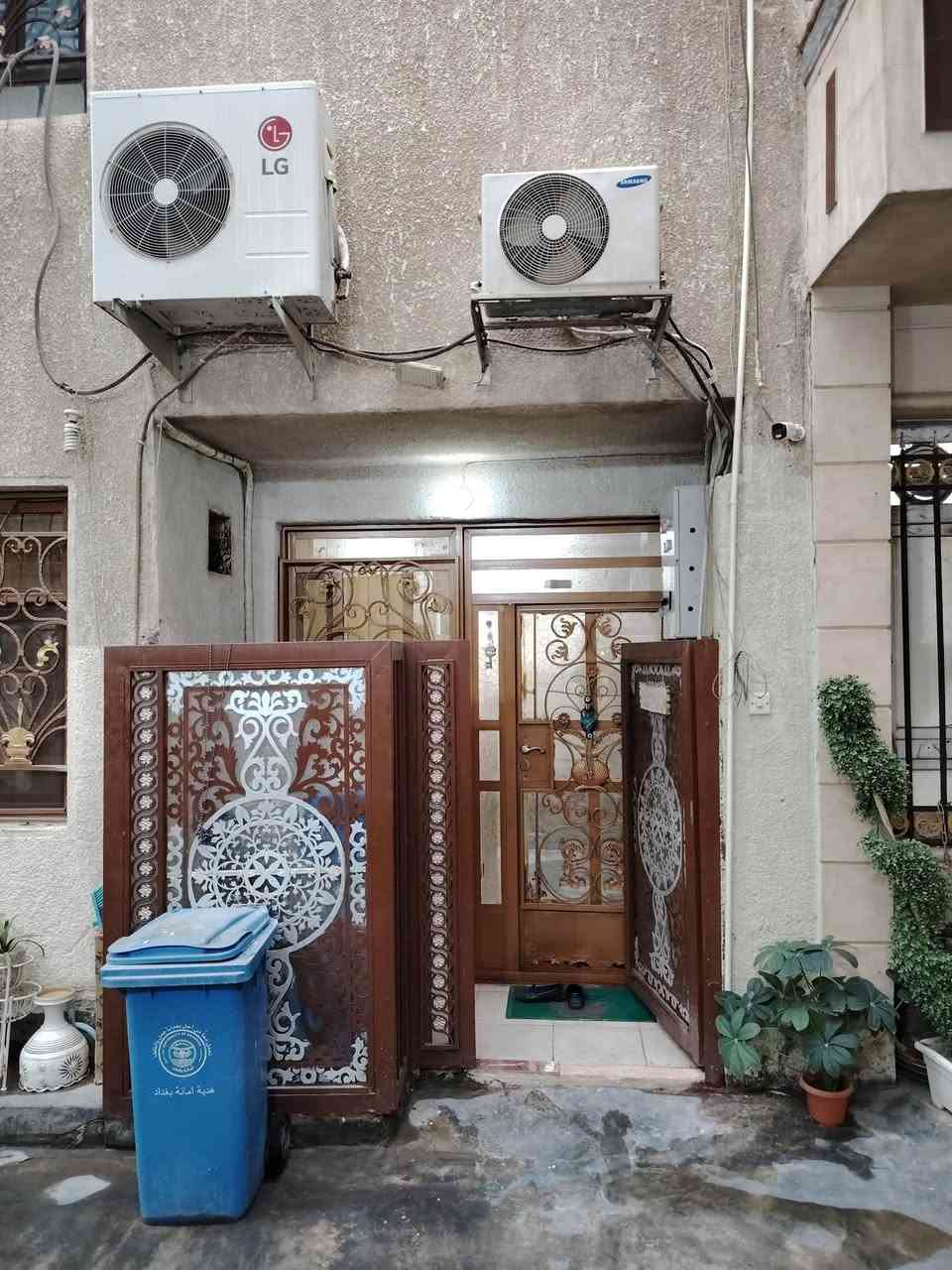 بيت 64 متر للبيع في كرادة خارج يتكون من اربع طوابق
الطابق الاول يتكون من مطبخ مفتوح والصالة وخدمات
الطابق الثاني غرفة نوم كبيرة مع خدمات
الطابق الثالث غرفة نوم كبيرة مع خدمات
الطابق الرابع مخزن مع السطح 
السعر 300 مليون 
اي استفسار اتصال او واتس 
*********** / ***********
