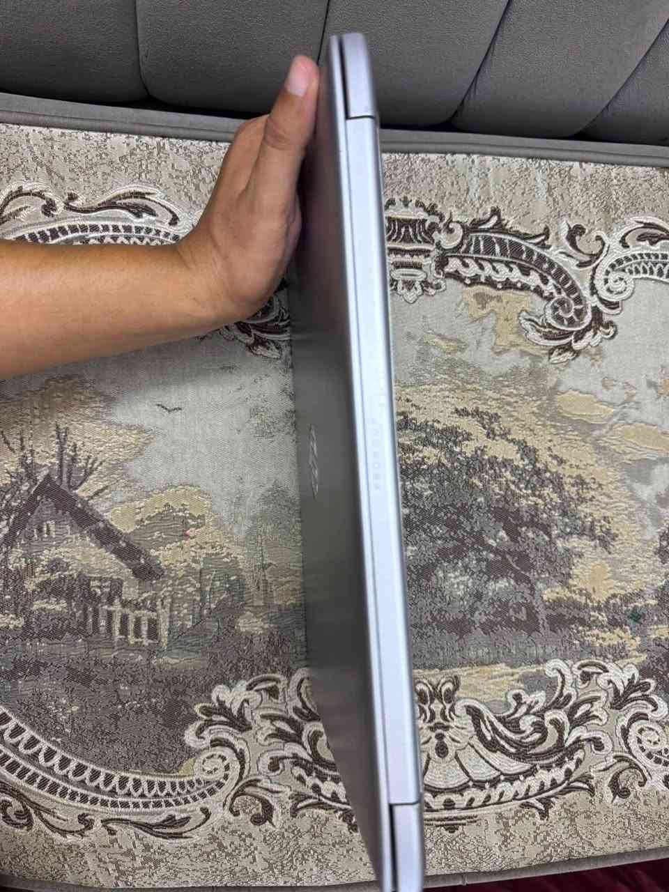 مواصفات اللابتوب 
كوراي 5 الجيل 8 
ذاكرة 256 
رام 8 
كارت شاشة 4 GB 
حجم الشاشة 14 إنش 
كيبورد عربي انكليزي 
الابتوب شغال ما بي اي خلل وتجي وياه شاحنتة الأصلية 
 ولا مفتوح ولا مصلح 

سعره 350 وعندي توصيل

للاستفسار خاص او *********** بي واتساب
