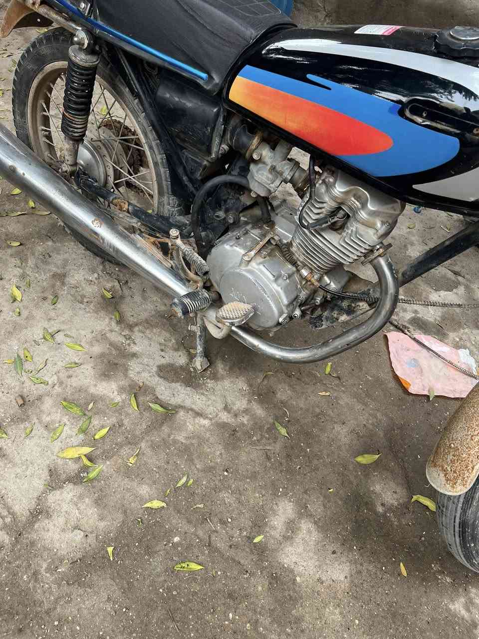 السلام وعليكم دراجه نامه ادوات مكينه مفتوحه شلعه فول ستوني معمرها دبلات وره وكدام جدد تانكي كشن سله كزوز دراجه كلش نضيفه سعرها 300 وبيها مجال العنوان البصره ابو الخصيب بحمدان الرقم ***********
