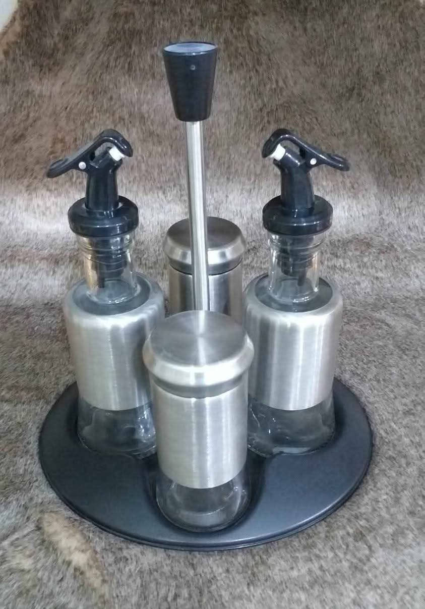 طقم توابل وزيت (Condiment Set) مكون من 4 قطع
مكونات الطقم: يتكون الطقم عادةً من 4 قطع تشمل زجاجتين للمواد السائلة مثل الزيت والخل، ومرطبانين للمواد الجافة مثل الملح والفلفل أو التوابل الأخرى.
المواد المستخدمة: مصنوع من مزيج من الفولاذ المقاوم للصدأ (ستانلس ستيل) والزجاج، مما يجعله آمناً وصحياً 
يوجد خدمة توصيل لجميع المحافظات بغداد, العراق


**إذا كنت صاحب هذا الإعلان وتريد حذفه لأي سبب، رجاءا أرسل رسالة إلى الدعم الفني**