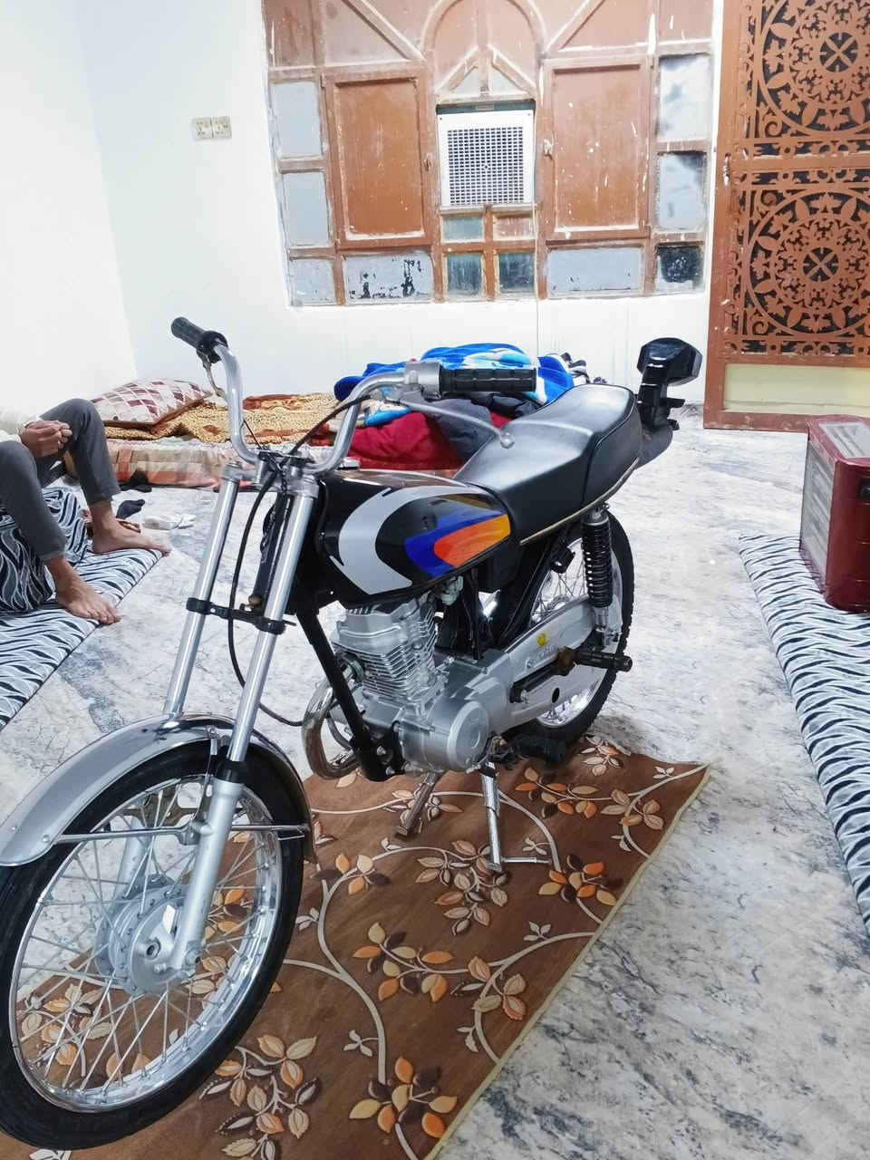 السلام عليكم
نامه اصلي شلامجه ام الباركود ثالث تبديلت دهن بعدهي عسحك ارواق سكنر كامله سعر 700 بيها مجال او مراوس  حسب لقناعه صير لوتي اكتلك ب🩴 مكان نجف حي النداء 
رقمي ***********
