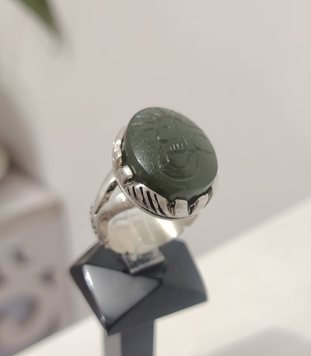 خاتم من حجر اليشم اليماني الطبيعي
صياغه ثقيلة وجميلة فضه عيار ٩٢٥
نقش عليه طلسم عين الإمام علي ع
يوجد توصيل إلى جميع المحافظات
التواصل ع الخاص او ع الواتساب ***********
