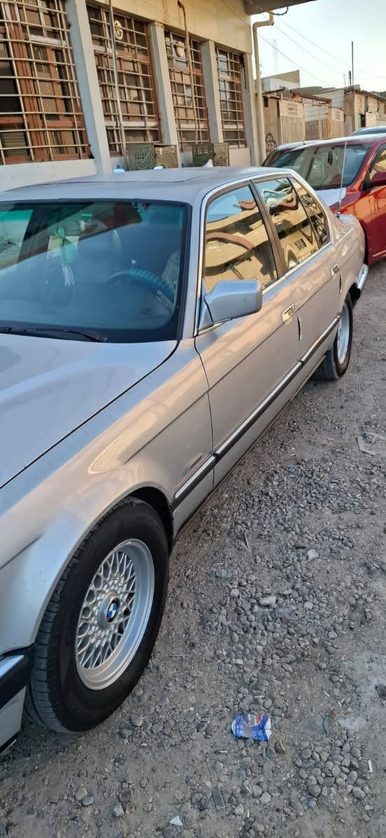 سلام عليكم اخوان لل بيع BMW735سعر (50ورقه💵)
وبيها مجال بسيط  
موديل السياره 1990
سياره بلاديه بدون صبغ مكفوله كفاله عامه حته من الضربه
كير محرك شرط كصه 
تخم تاير جديد 
باتري جديد 
دبل جكمجه +دبل ايرباك 
منظومة لايت زنون عالي فول 
تبريد ثلج 🧊
اربع بردات سياره خير من الله جاهزه  
سياره رقم انبار باسمي تحويل ثاني يوم 
لل اتصال (‭***********‬)
