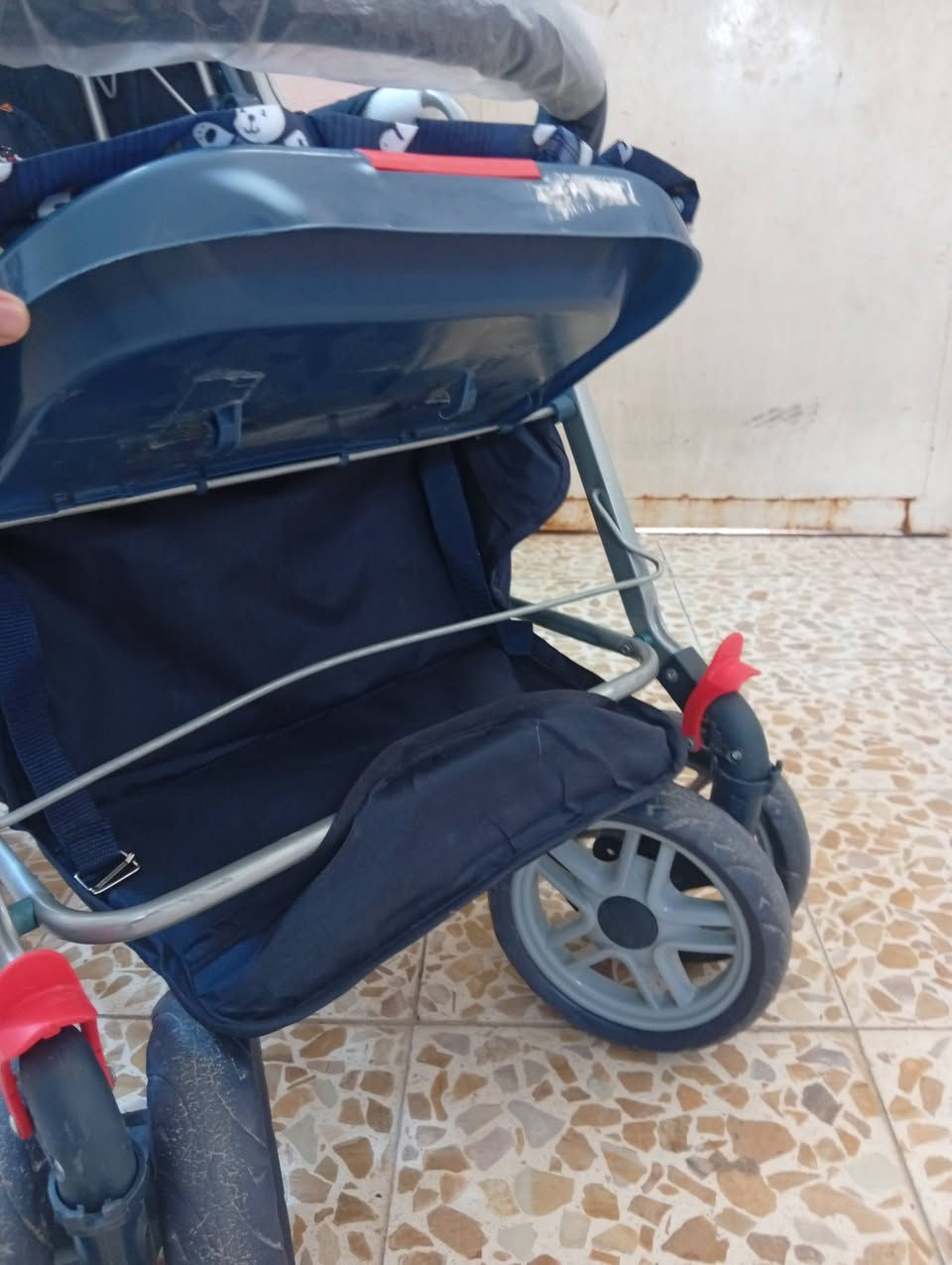 عربانة طفل للبيع 👇👇👇
هيكل معدني قابل للطي.
مقعد مبطن مع مسند ظهر قابل للإمالة
حاجز أمامي مبطن للطفل.
مظلة علوية للحماية من الشمس.
سلة تخزين سفلية.
عجلات مزدوجة أمامية وخلفية مع قفل العجلات
فرامل قدم باللون الأحمر على العجلات الخلفية.
مناسبة غالباً للأطفال من عمر الولادة حتى 5 سنوات تقريباً . � السعر 75 الف رجاء لا تكسر بالسعر 
يمكنكم التواصل على الهاتف ***********
