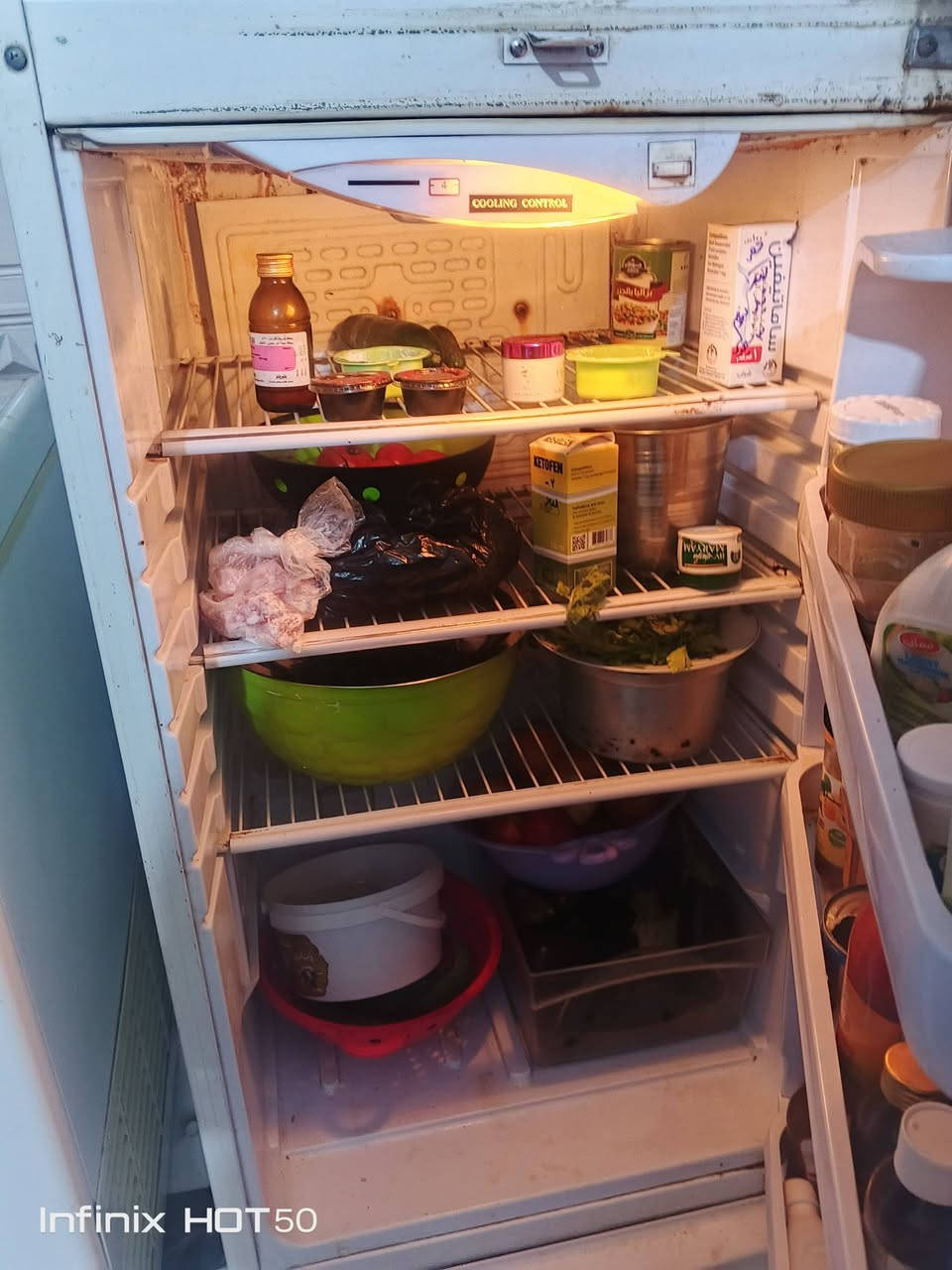 السلام عليكم الثلاجه البيضاء سعرها 200 شغاله شرط الشغل والثانيه الحمراء 150 مال بيتن العنوان العماره حي الرساله‏‪***********‬‏
