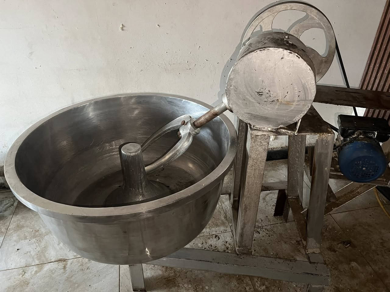 سلام عليكم 
غراض مخبز للبيع عجانه جديده مستخدما فتره قليله حجم جيس طحين شيل وميز تزكه وميز خارجي عرضه 2500 وطوله متر وربع 1250 وعفاريت 2 كاتم الستفسار على رقم الهاتف واتساب فقط ***********
