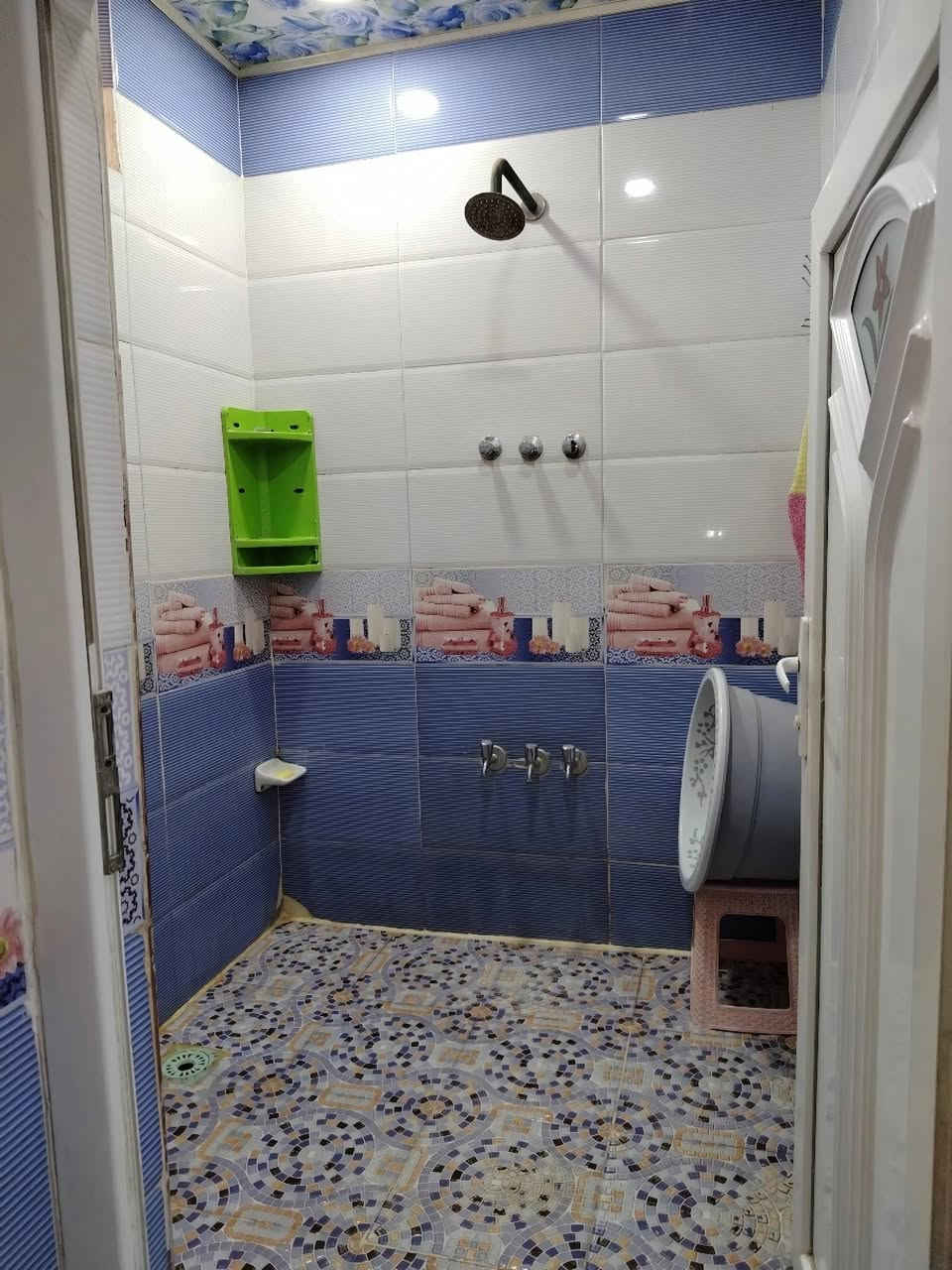 🏡 بيت طابقين للبيع – الديوانية / حي العسكري – موقع ممتاز 🏡

📍 الموقع: حي العسكري – شارع الستين قرب مكتب العدسة الذهبية.
📐 المساحة: 200 متر
📄 طابو رسمي
🚗 شارع عريض (يدخل سيارتين)

✨ مواصفات البيت:
✔️ طابقين
✔️ صالات واسعة ومرتبـة  عدد 2
✔️ 5 غرف نوم
✔️ مطبخ مرتب ومدخل ومخزن واستقبال واسع
✔️ حمام مرتب وخدمات كاملة
✔️ ماء + كهرباء + مجاري + تبليط + إنترنت ضوئي
✔️ مناسب جدًا للعائلة وسكن مريح

البيت مرتب من الداخل ومخدوم، وفي منطقة سكنية هادئة وقريبة من الخدمات.

💰 السعر: 125 مليون 

📩 للاستفسار أو المعاينة مراسلة خاص.
***********
