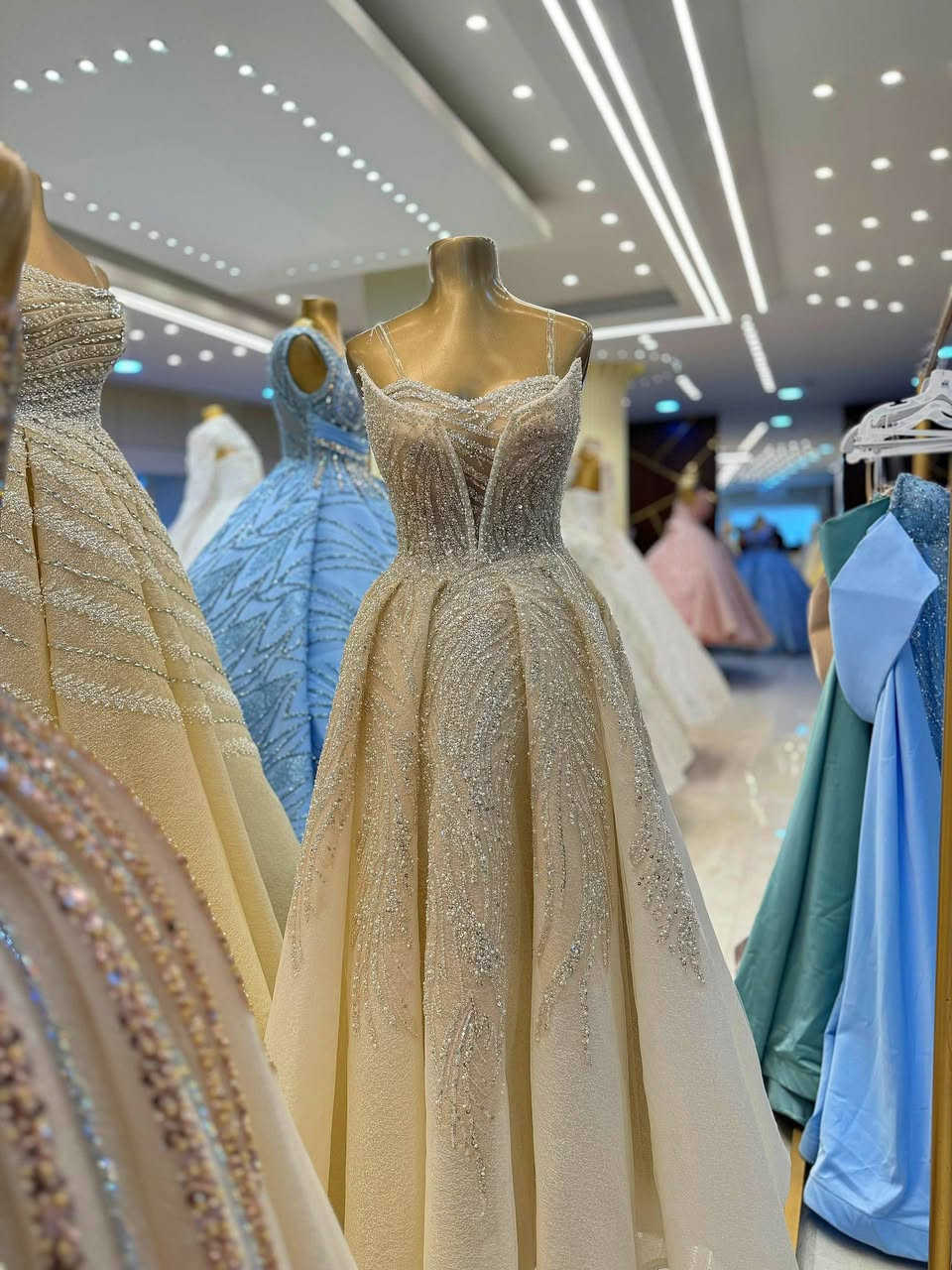 #أزياء Golden Queen ترحب بكم 👑

#بيع #أجار _ #جملة #مفرد _ #جاهز #وتفصيل 

#دمشق.. الحريقة 
مندخل ببداية سوق #الحميدية منمشي 15 متر بيجينا  اول مفرق عاليمين بياخدك #عالحريقة 
مندخل فيه 10 متار مقابل معاطف الرياض 
بناء شحن العطاء. الطابق الأول 
واتساب / اتصال
0940693033
______________
#حماه.. شارع ابن الرشد
فوق محلات ليش لا
0956696461📞
______________
#للجملة:معمل جولدن كوين دمشق #الحريقة 
0932309759
_____________

#توصيل مأجور اي فستان ضمن #دمشق 

#شحن وتوزيع #جملة #ومفرد مؤمن لجميع  المحافظات السورية  والدول 
...........


**إذا كنت صاحب هذا الإعلان وتريد حذفه لأي سبب، رجاءا أرسل رسالة إلى الدعم الفني**