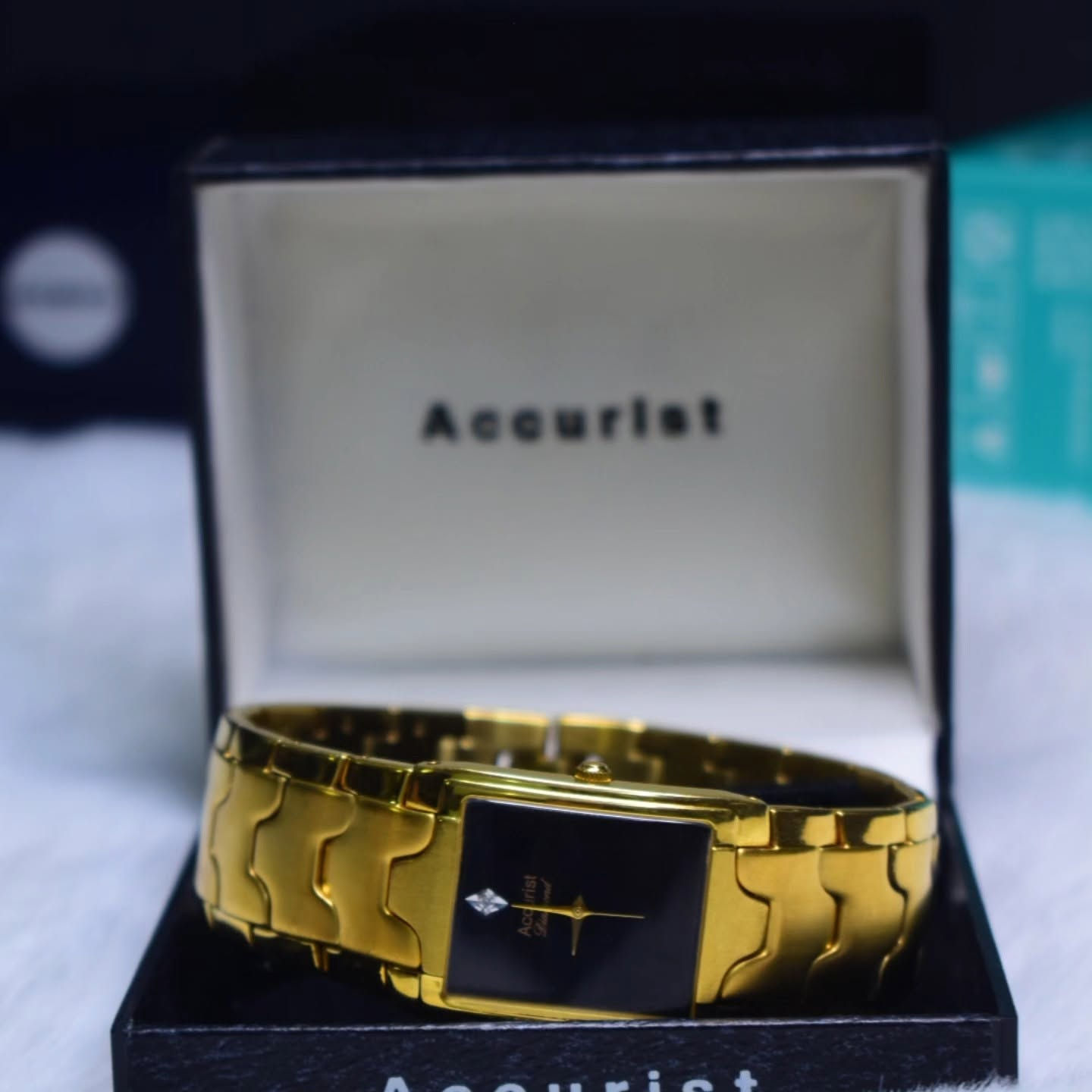 ✨ ساعة Accurist الأصلية ✨
🖤 تصميم مستطيل أنيق بلون ذهبي فاخر مرصعة بحجر دايموند لامع عند 12 يمنحك إطلالة راقية ومميزة.
⌚ المواصفات:
✅ الماركة: Accurist
✅ تصميم كلاسيكي فاخر.
✅ هيكل وسوار من الستانلس ستيل باللون الذهبي.
✅ قرص أسود أنيق.
✅ حركة كوارتز دقيقة.
✅ زجاج مقاوم للخدوش اليومية.
✅ مناسبة للمناسبات الرسمية والاستخدام اليومي.
✅ تأتي مع علبتها الأصلية كما في الصورة.
🌟 إذا كنت تبحث عن ساعة تجمع بين الفخامة والأناقة فهذه القطعة تستحق أن تكون ضمن مجموعتك.
📦 توصيل إلى جميع محافظات العراق. 📞 للاستفسار والطلب: *********** ***********
العنزي للساعات "النظرة الأولى من ساعتك." ⌚✨
