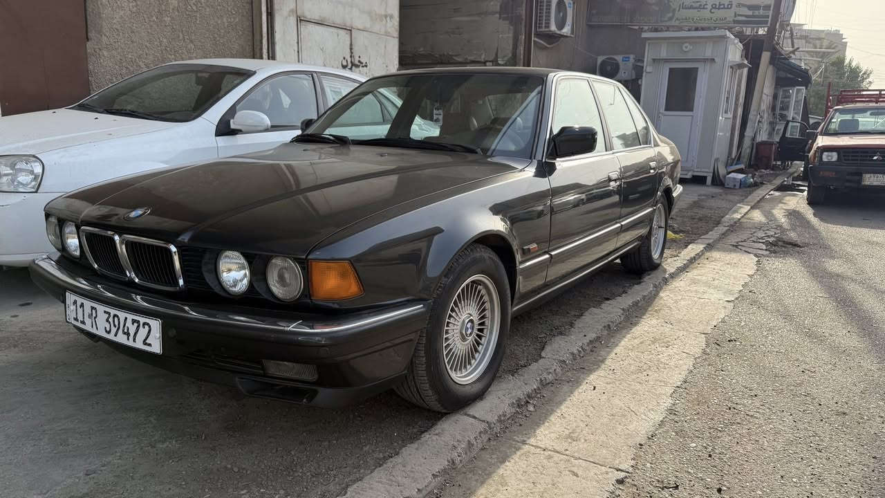 السلام عليكم حبايب
740 
1993 
خمس بردات 
دبل جام
جنطة شفط 
شفت ستيرن كهرباء 
مري قلاب 
حساس امامي خلفي شغال
مانع انزلاق شغال  
سيارة اخذته بيه جراد وصبغته على ايدي جديدة بمعنى الكلمة لا خياس لا ضربة
رايده ب ٩٠ 
***********
