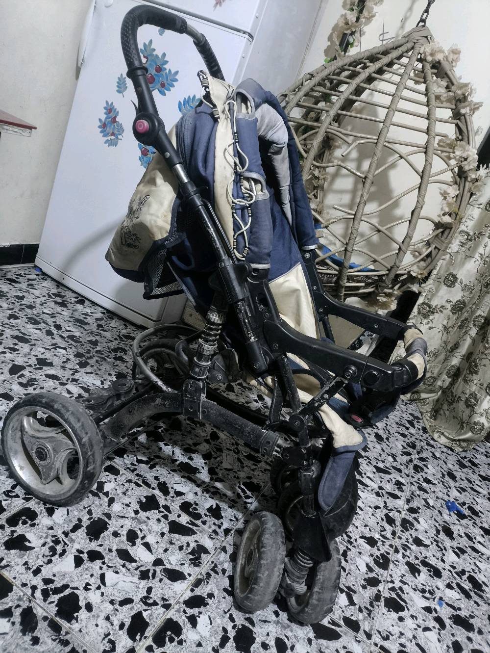 عربانه اطفل مابيه اي ضرر مستخدمه قليل تتحمل وزن اصليه ماخذها ب125 بس يرادله غسله زينه لان متروكه  اريدها ب 60 الف