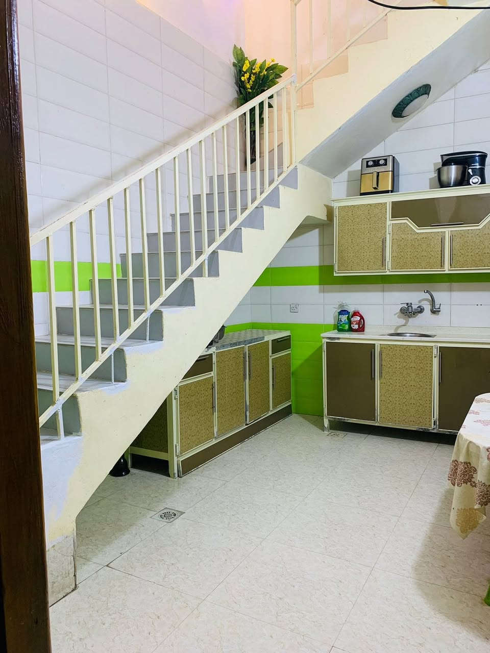 السلام عليكم 
بيت خلف الحمام مباشرتا  للبيع 
مساحة البيت بالسند ١٠٠ بالواقع ١٢٥ تفاصيل البيت  صالة +استقبال + مطبخ + صحيات خارجي داخلي الطابق الأرضي اما عن الطابق الثاني ٣ غرف نوم بينهن ممر+ صحيات إضافة إلى السطح أيضآ بي صحيات الموقع مميز جدا قرب كورنيش ديالى والبناء حديث 2023
والاستفسارات اكثر عن السعار وباقي تفاصيل اتصل على الرقم يوجد وتساب وتفاصيل اكثر
***********
