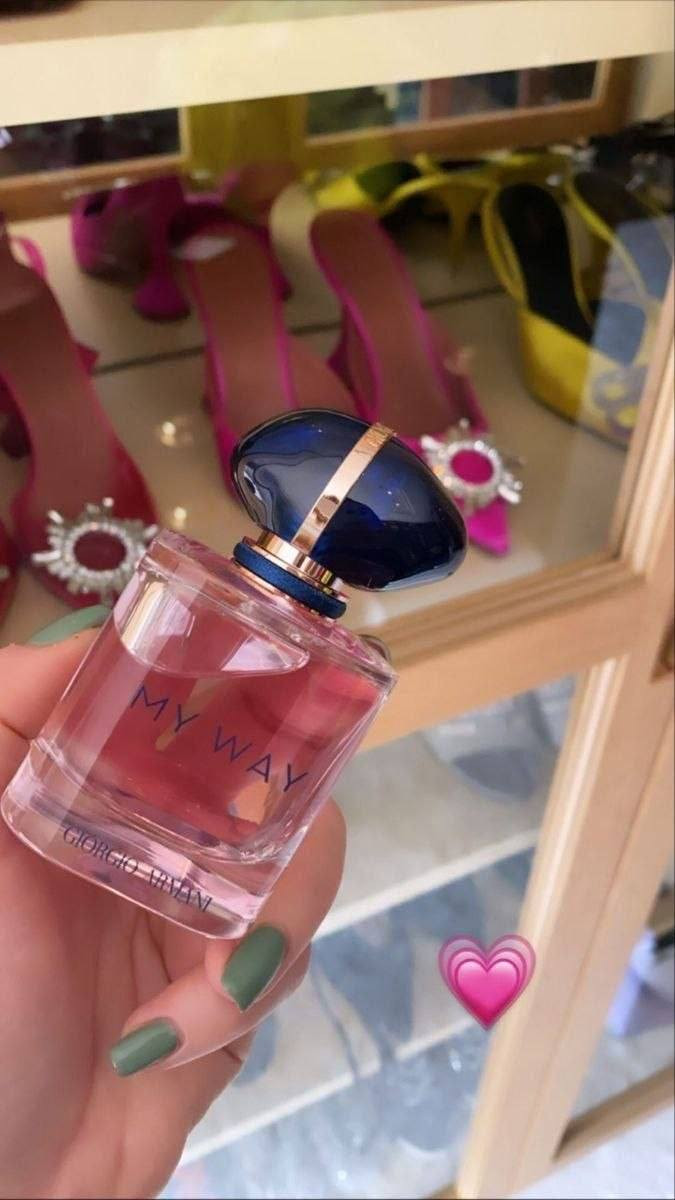 عطر ماي واي  MY WAY
عطر نسائي مثير هادئ🌸
ماي واي عطر الاثارة النسائي 
الهادئ من اصدارات بيت الأزياء والعطور الإيطالي الشهير جورجيو ارماني Giorgio Armani.💖🌸
زهري مثير للنساء من العائلة العطرية فلورا My Way عطر . تم اطلاق العطر حديثا😍❤️
🌸 باقة عطرية استثنائية فواحة تشذو بعبير الياسمين يمزج هذا العطر النسائي المضيء بين الروائح الزهرية والحمضيات والخشبية والبودرية لجوهر رقيق ورومانسي يجعله المميز من بين مجموعاتك المفضلة في الطقس الدافئ 🌸🌸
المكونات العليا من زهر البرتقال والبرغموت تضفي كثافة متلألئة منذ البداية ، مما يخلق جوا مهيبًا . ومما يزيد من إبراز هذه المكونات هو الياسمين الهندي ومسك الروم في قلب العطر ، والتي تتحد لتشكل باقة أنثوية مبهرة أخيرًا ، تشتمل اللمسات الأخيرة على المسك الأبيض وأرز فيرجينيا وفانيليا مدغشقر في القاعدة ، مما يجذب أي شخص قريب بديناميكيتها الحسية الناعمة 
الحجم ١٠٠ ملم


**إذا كنت صاحب هذا الإعلان وتريد حذفه لأي سبب، رجاءا أرسل رسالة إلى الدعم الفني**