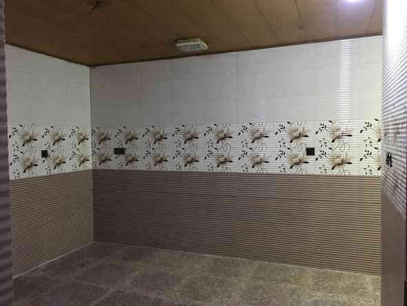 يتوفر بيت للايجار بدون دلاليه نضيف جدا في مدينه الصدر نهاية شارع الجوادر قطاع ٣٨ . ثالث بيت على الشارع العام مساحه ١٤٤ متر يحتوي الطابق الاول على حديقه واستقبال وهول ومطبخ حار وبارد وغرفه نوم وصحيات شرقي وغربي الطابق الثاني يحتوي على ٢ غرف نوم ومخزن صغير 
للاستفسار : ***********
