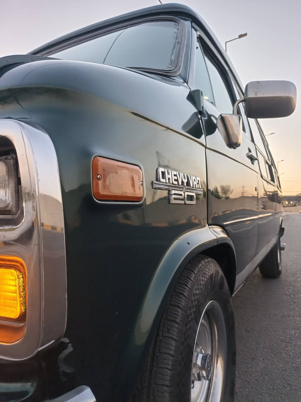 للبيع:
شوفرليرت 
شوفر
شفرليت
شفروليت
شيفروليه G20 Van Explorer موديل 1995
اخت ال جمسي فاندورا
المعروفه ب ساندي بيل 

أمريكي أصيل… نادرة… وسيارة مو مال أي واحد

للبيع Chevrolet G20 Van Explorer موديل 1995، واللي يعرف هذا النوع من السيارات يعرف زين شنو معناها، ويعرف شكد صار صعب تلقى وحدة نظيفة، كاملة، ومعتنى بيها بهالشكل.

هذه مو سيارة عادية حتى تنباع بسعر سيارة والسلام…
هذه فان أمريكي أصيل، قطعة من زمن السيارات الحقيقية، زمن الهيبة، الراحة، والفخامة اللي هسه قليل تلقى مثلها.

السيارة باختصار:

سيارة نادرة جدًا، عليها إدامة كاملة ومصروف عليها صرف كبير ومحترم، لأن بصراحة هذا النوع ما ينوخذ إلا من شخص يعرف قيمته ويحافظ عليه، والحمد لله كانت دائمًا بأيدٍ تقدرها وتعتني بيها مثل ما تستحق.

المواصفات:

- الموديل: 1995
- النوع: Chevrolet G20 Van Explorer
- المحرك: 5700 سي سي
- المكينة: 350 المشهورة
- الگير: أوتوماتيك 700
- التبريد: ثلج  ❄️❄️❄️
  أمامي + خلفي (فريزرين)

وضع السيارة:

- الحمد لله السيارة ما تشكو من أي عطلات
- جاهزة وتوكل
- كل شيء بيها تقريبًا على وضع البلادي
- سيارة تدخل داخلها، ترجع بيك 30 سنة لورا… لزمن السيارات الأمريكية الأصيلة، لزمن الفخامة والبساطة والقوة بنفس الوقت 🥸

بخصوص الصبغ:

بسبب عمر الصبغ وبعض الزلغات وجراد السقف ، تم صبغ السيارة كامل عند الفنان المبدع حسين معيبر ⭐
والشغل مرتب ويليق بسيارة بهذا المستوى.

ليش هذه السيارة مميزة؟

لأنها من النوع اللي بعده يحافظ على روح السيارة الحقيقية:

- مكينة معروفة وقوية ومجربة
- قير معروف واعتمادي
- بدون تعقيدات مزعجة
- لا كمبيوترات تخوف
- لا تكنولوجيا زايدة
- لا وجع راس السيارات الحديثة
  فقط سيارة أمريكية محترمة، قوية، مريحة، وعندها حضور وهيبة بالطريق.

🎄🎄🎄🎄سياره مال سفرات جميله جدا متعه ما تلاقيها بغير سياره 
الكرسي الكشن الكبير الخلفي تقلبه يصير  سرير يكفي لثلاث اشخاص 

إضافات مهمة:

- التايرات تخم
- السيارة والسنوية باسمي
- وعند الشراء إن شاء الله عقد مروري وتحويل مباشر

---

تنويه مهم جدًا:

هذه السيارة مو موجهة للّي يدور أرخص شيء بالسوق
هذه للّي يعرف قيمة الـ G20 Explorer، ويعرف شنو يعني تلقى سيارة بهالعمر وبهذا المستوى من النظافة والاهتمام.

أنا أعرف زين شنو أبيع، والناس اللي تحب هذا النوع من السيارات وتفهم بيه راح تعرف قيمة السيارة من أول نظرة.

إذا حضرتك تشوفها غالية، الله يرزقك بأحسن منها وأرخص، وكل الاحترام إلك 🌹
أما إذا كنت جاد وتعرف قيمة السيارة، فـ أهلاً وسهلاً بيك و مليون  مرحبا 💚

💲 130 ورقه و مجالها جد بسيط 

☎️📞 

***********
