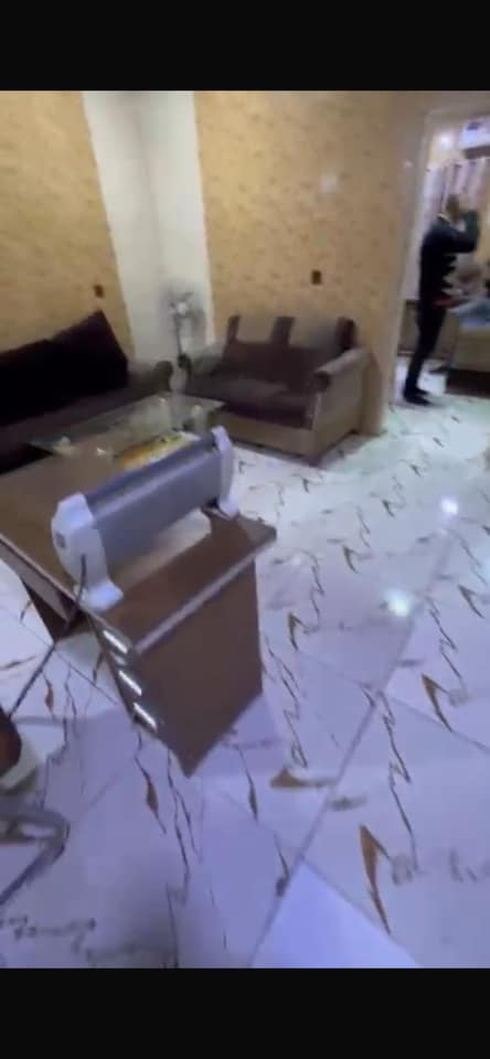 السلام عليكم
بيت للايجار يحتوي على غرفتين وصاله ومطبخ وحمامات
يصلح مكتب محاماه او شركه 
حي السلام مقابل العلوه القديمه 
للاستفسار الاتصال على ***********
