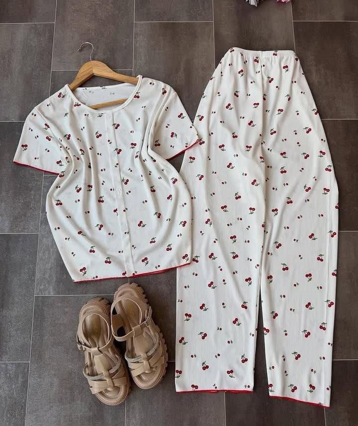 تراك قطعتين❤️‍🩹
خامة فانيل صيفي
38-40-42-44-46


**إذا كنت صاحب هذا الإعلان وتريد حذفه لأي سبب، رجاءا أرسل رسالة إلى الدعم الفني**