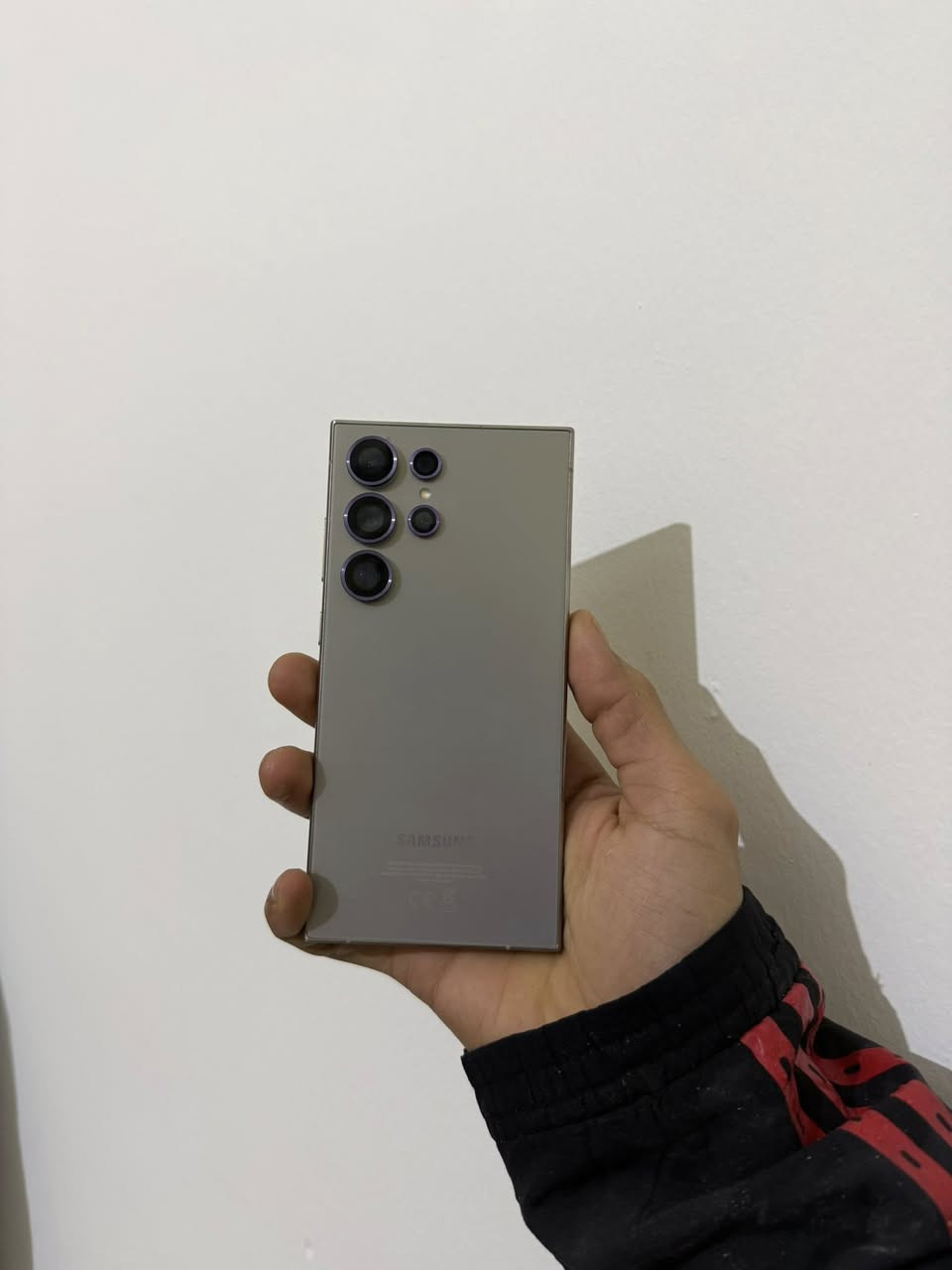 السلام عليكم 

سامسونگ S24 ultra  للبيع

الجهاز نضيف كلش  ومابي اي شخط نضافة 100‎%‎

ذاكرة 256 

لون تيتانيوم

دبل سيم كارد

تجي وياه الكارتونة وكفرين اصليات وعدسات حماية للكاميرا 

وشاشة حماية اصلية لشاشة التيلفون. 

عنواني بغداد الشعلة

***********

السعر 920 وبي مجال بسيط.
