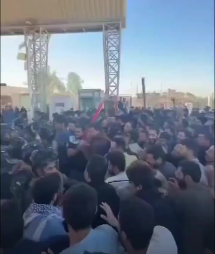 ⛔"بهتاف شلع قلع كلهم حرامية" .. خريجين يحاولون إقتحام بوابة شركة نفط البصرة مطالبين بالتعيين


**إذا كنت صاحب هذا الإعلان وتريد حذفه لأي سبب، رجاءا أرسل رسالة إلى الدعم الفني**