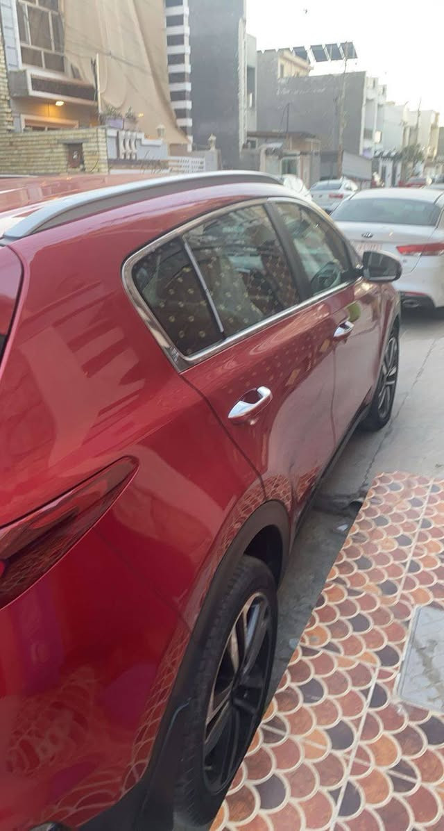 السلام عليكم
سبورتج ٢٠٢٠ خليجي لون احمر وكاله الدوليه 
مكفوله من كلشي لاصبغ ولا بارد السياره جديده ماشيه ٥٦ مواصفات حساس امامي خلفي شاشه اصليه كامره كشنات مخمل وجلد داخل حمصي السياره بسمي وتحويل مباشر السعر ١٩٨ وبيها مجال 
للاستفسار الاتصال على الرقم ***********

