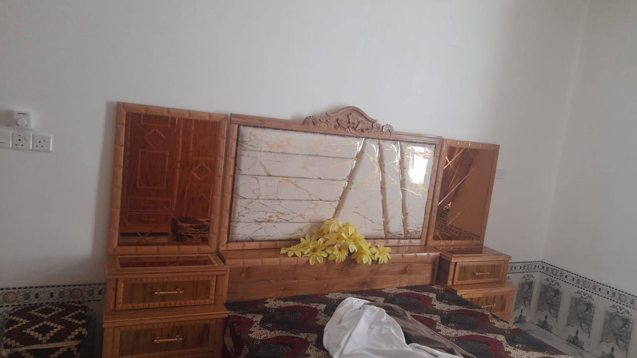 سلام عليكم من رخصت الادمن غرفه خشاب للبيع حطاطه جديده ما مستخدمه ابد  للستفسار ***********
