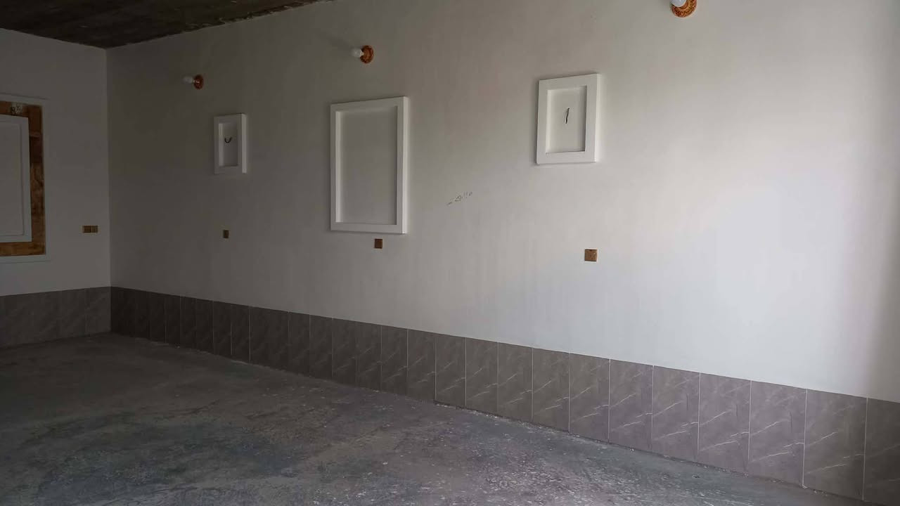 بيت للبيع سيف سعد ٣٠٠متر استقبال ٩متر وغرفتين وهول ومطبخ وحمامات اثنين وصحيات اثنين  ومحل ***********
