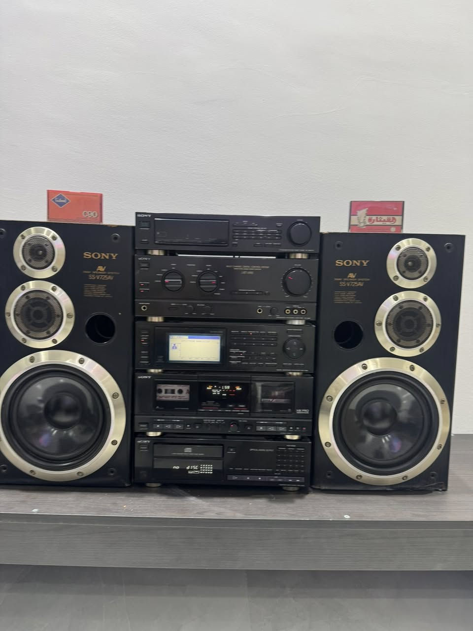 (يدعم تقنيه البلوتوث) هذا النظام الصوتي هو من فئة Sony Liberty، وبالتحديد الموديل Sony LBT-V810. 
يُعرف هذا النظام كونه إصداراً يابانياً عالي الجودة من فترة التسعينيات، ويتميز بتصميم "البرج" المكون من عدة طبقات منفصلة تشمل: 
المضخم (Amplifier): طراز TA-V810.
المعالج الرقمي (Digital Surround Processor): طراز SDP-V810، والذي يحتوي على الشاشة المركزية المميزة لعرض مستويات الصوت (Spectrum Analyzer).
مشغل الأقراص (CD Player): طراز CDP-V810.
مسجل الكاسيت المزدوج (Double Cassette Deck): طراز TC-V810.
الراديو (Tuner): طراز ST-V810TV.
مكبرات الصوت: تظهر في الصورة مكبرات صوت من طراز SS-V725AV. 
يتمتع النظام بقدرة خرج صوت تصل إلى حوالي 180 واط، ويدعم أنظمة الصوت المحيطي (Surround) مع إمكانية إضافة مضخم صوت فرعي (Subwoofer). (يدعم تقنيه البلوتوث)
السعر 500 الف


**إذا كنت صاحب هذا الإعلان وتريد حذفه لأي سبب، رجاءا أرسل رسالة إلى الدعم الفني**