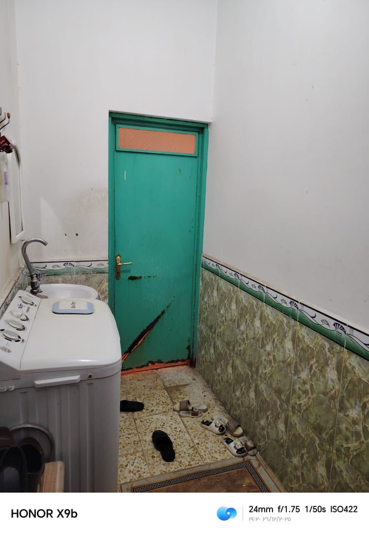 السلام عليكم ورحمة الله وبركاته بيت في الحكم المساحة ٢٠٠م غرفتين وصالة ومطبخ وبراني وصحيات داخلية وخارجية للستفسار 
الاتصال على *********** أو مراجعة مكتب عقارات الثابت عنوان المكتب السماوة حي الحكم مجاور مجمع الالماني مقابل متنزه النورين.
