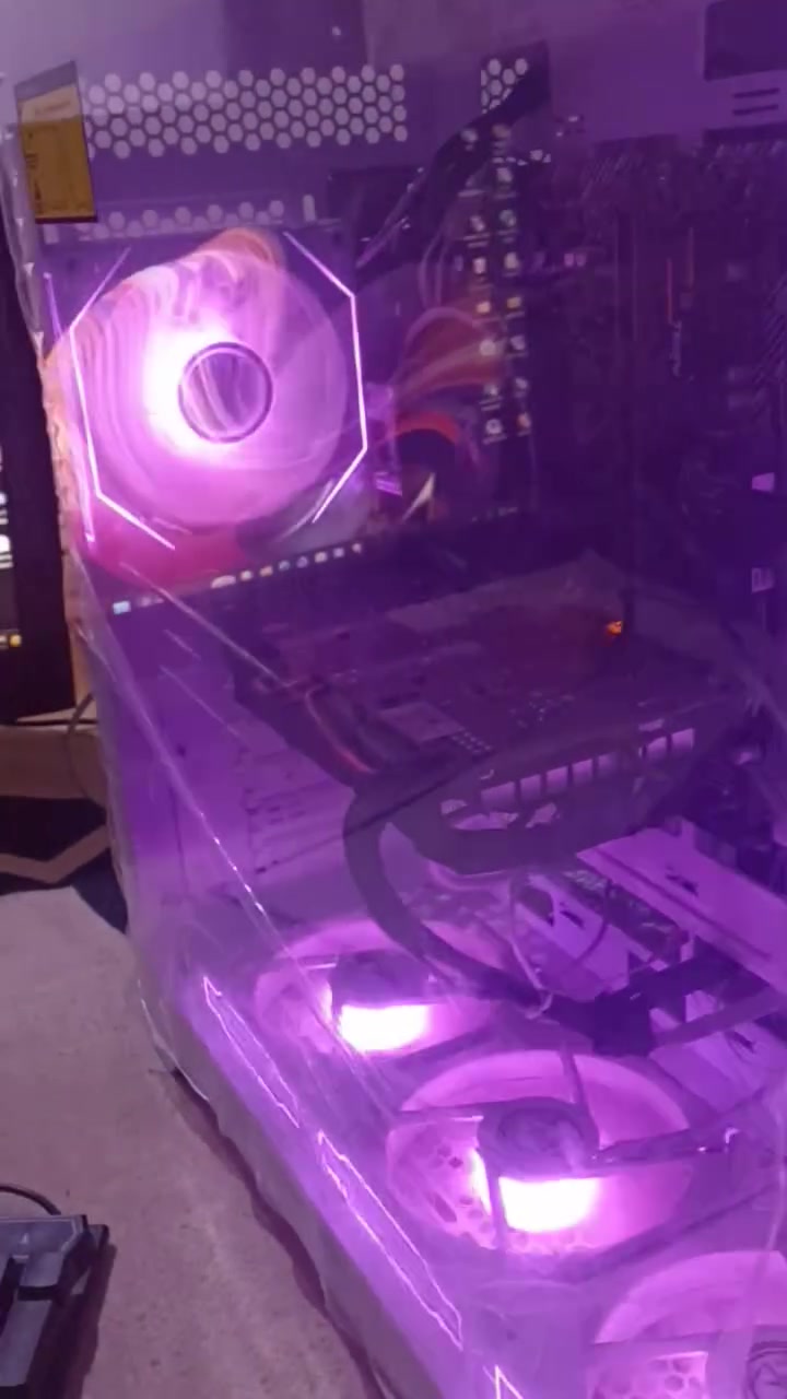 🖥️ للبيع بيسي جيمنج متكامل ونظيف جداً (مع كارت أو بدون كارت) 🖥️
السلام عليكم شباب، معروض للبيع تجميعة بيسي احترافية متكاملة، القطع نظيفة جداً وبحالة ممتازة (المواصفات مثبتة بالفاتورة الرسمية). الجهاز شغال ومفحوص 100% وجاهز للألعاب القوية والمونتاج فوراً.
المواصفات الكاملة:
المعالج (CPU): AMD Ryzen 5 5600X (معالج قوي جداً ومعروف بأدائه العالي في الألعاب).
المذربورد (Motherboard): B450 ASUS 
الرام (RAM): 16GB Speed 3200MHz 
الهارد (Storage): M.2 NVMe 512GB (هارد سريع جداً، النظام والألعاب تفتح بلمح البصر).
الكيس (Case): Case Hero Ger (تصميم أكواريوم عصري وأنيق باللون الأبيض).
التبريد: يحتوي الكيس على 7 مراوح تبريد لضمان استقرار الحرارة بشكل كامل ومظهر خرافي.
الباور سبلاي (PSU): 555W (أصلي ومستقر لتوزيع الطاقة بأمان).
💰 خيارات الأسعار المتوفرة:
السعر مع كارت الشاشة (RX\ 580\ 8GB): بـ 650 ألف دينار عراقي.
السعر بدون كارت الشاشة (تأخذ التجميعة كاملة بدون الكارت): بـ 575 ألف دينار عراقي.
📍 الموقع: البصرة.


**إذا كنت صاحب هذا الإعلان وتريد حذفه لأي سبب، رجاءا أرسل رسالة إلى الدعم الفني**