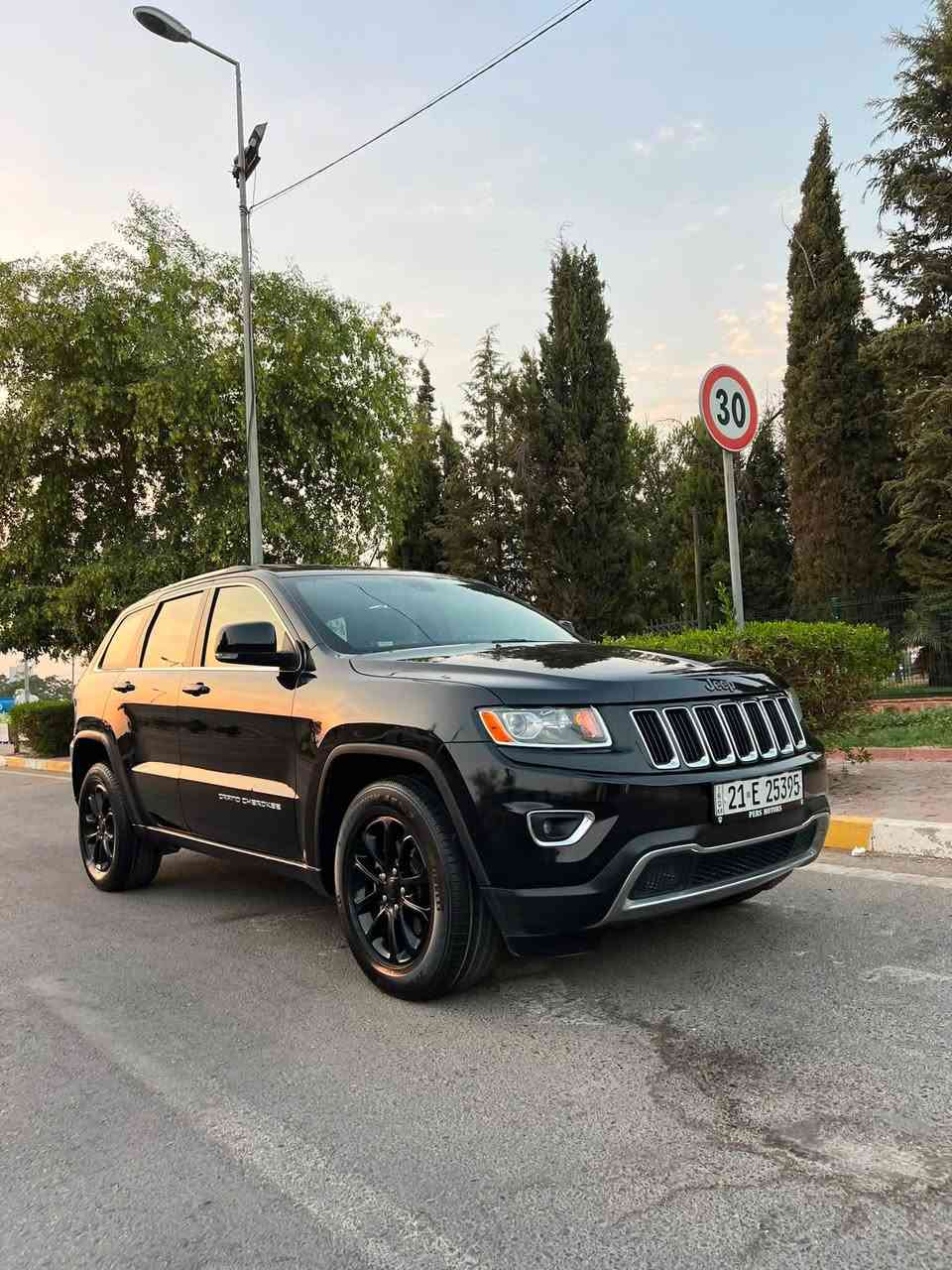 سلام عليكم
Jeep Laredo 2016
فول مواصفات فقط شاشة صغير 
كشنات جلد
فتحة 
فور ويل 
شاشة الكتروني 
سيارة جديد مابي ربع دينار مصرف 
بدون ضرر سيارة فقط شبرين بنيد صبغ 
بدون دواخل بدون ارباك 
ماشي ١٢٥ الف 
سعر ١٧٩ ورقة مجال 
مكان اربيل 
واتساب ***********
