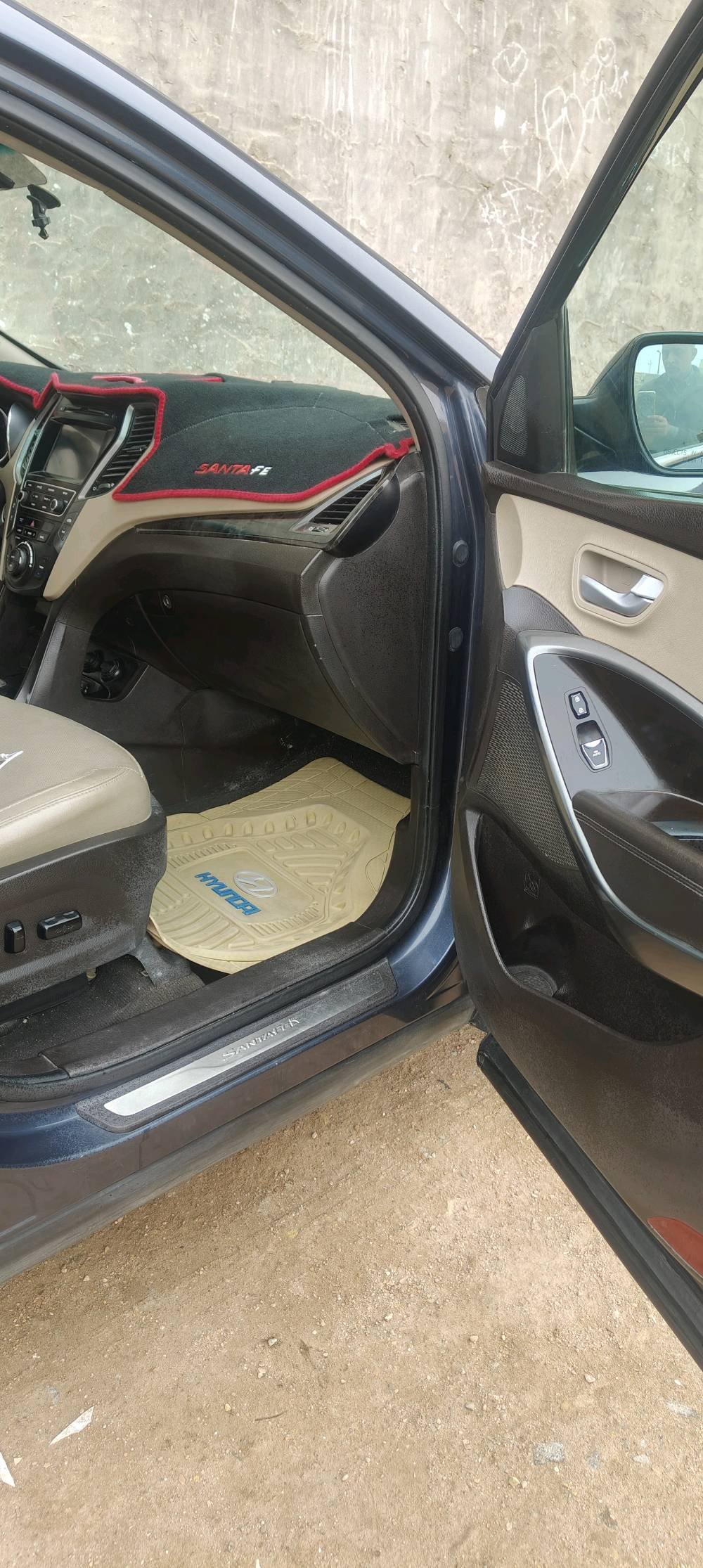 سيارة هيونداي سنتافي موديل 2017 للبيع، بحالة جيدة جداً كما هو موضح في الصور. اللون أزرق والسقف سونار. السيارة تتسع لعائلة وهي مناسبة للرحلات والتنقلات اليومية. تعمل بنظام الدفع الرباعي (AWD) وتتميز بمقصورة داخلية مريحة مع نظام ترفيه حديث. التقييم المروري حديث والمعاينة العامة ممتازة. للاستفسار الرجاء الاتصال على الرقم الموجود في الإعلان.