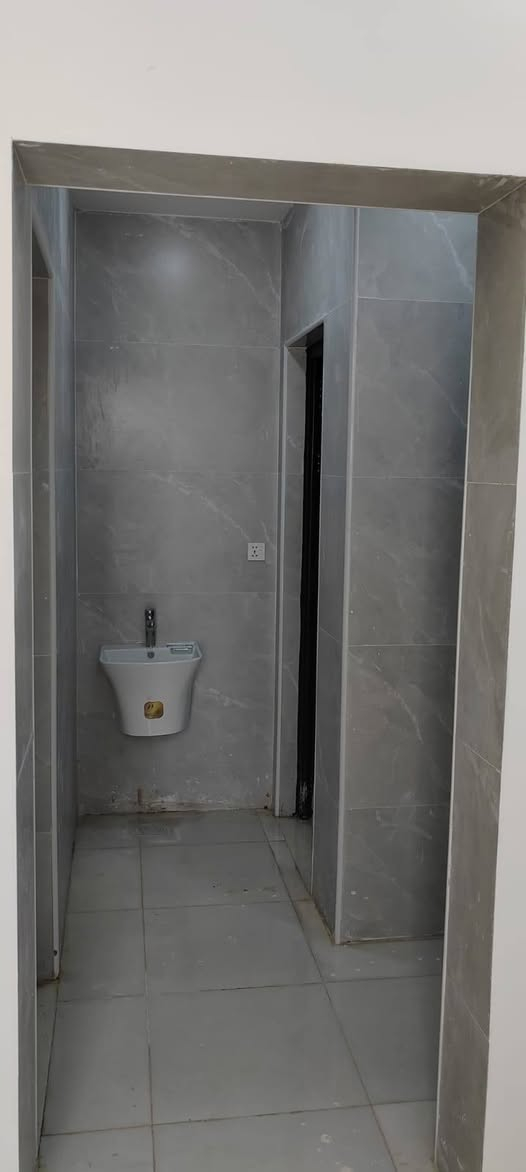 بيت للبيع محافظة المثنى مجمع البيادر
مجاور حي النفط 
((بناء شخصي )) 
درجة أولى فول الفول
 البناء سنه 2026
مساحه 200 م
ملاحظة((((  بيع نقد او على المبادره من لديه حجز مسبق )))) 
ملاحظة ((  غير مطلوب و غير مسكون ))

يحتوي الطابق الأرضي غرف عدد اثنين نضام سويت وصاله كبيره ومطبخ حار وبارد وستقبال
والطابق الثاني غرفه واحده

للاستفسار الاتصال على الرقم *********** او مراجعة مكتب المدائن للعقار
عنوان المكتب محافظة المثنى حي العسكري قرب جامع الإمام علي ع
