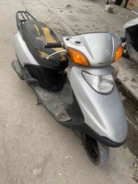 للبيع ب400 وبيها مجال  مكينه ناعمه  يرادلها ترتيبات كشن ولايت وقفل جطن...