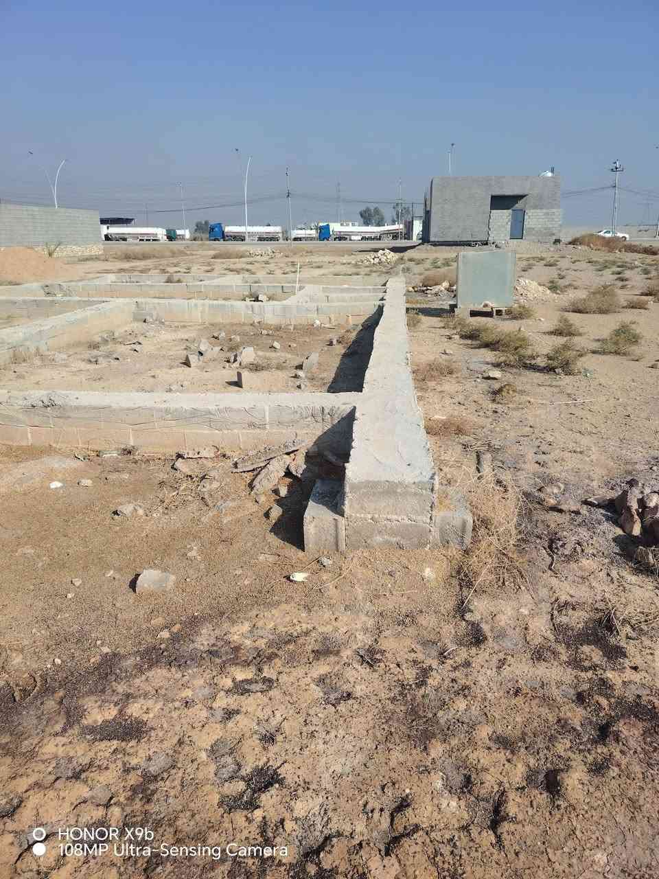 قطعة ارض للبيع ركن  … تبعد عن شارع السايدين 100 متر 
متوفره فيها 
المساحة ( 250 ) متر / وجه 12  نزال 23 على شارعها ( 10) متر     
الأنبار _ رمادي _ زنكوره 
السعر  /  12  مليون  وبي مجال 
للتواصل : *********** واتساب
