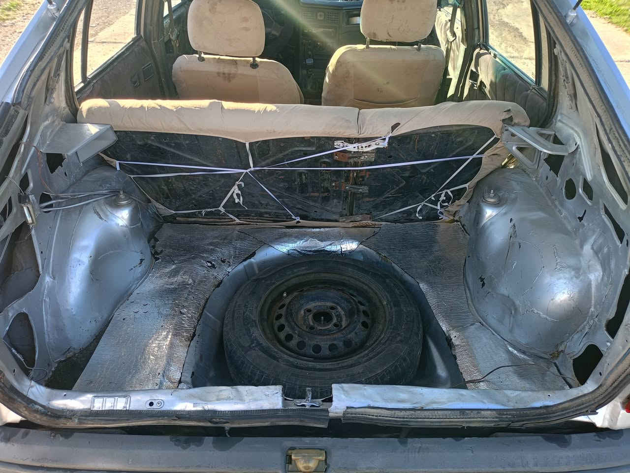 سلام عليكم من رخصه الادمن اوبل كاديت موديل 91 حجم 18 شرط معمر جديد ريمل قبل اسبوع حداديه قطره خياس مابيها  ميزانيه وبلنص مسوي جديد طخم جديد طخم بلكات جديد سقف تغليف جديد مسوي عقد مروري مدفوع شرط مصدق من المرور تبدي من الهزه السعر 24 بيها مجال بصيط اتصال علرقم *********** مكان السياره ناحيه العياضيه
